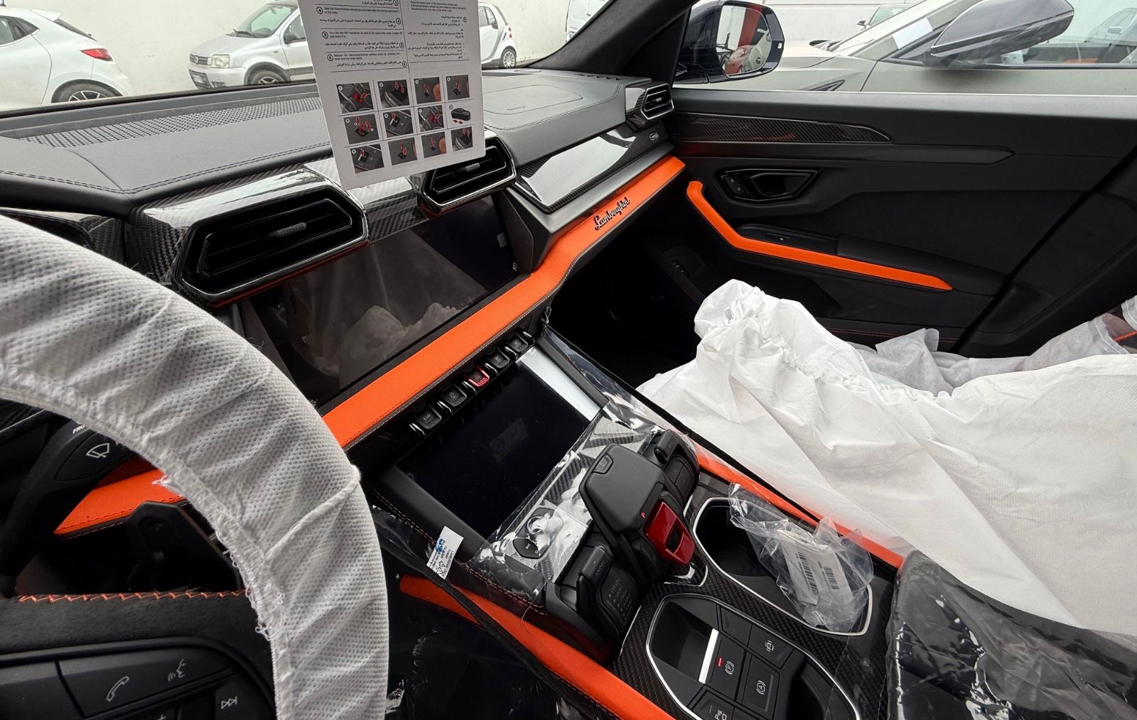 Fahrzeugabbildung Lamborghini URUS SE BIG-CARBONPACK B&O MASSAGE PR26 FULLOPT!