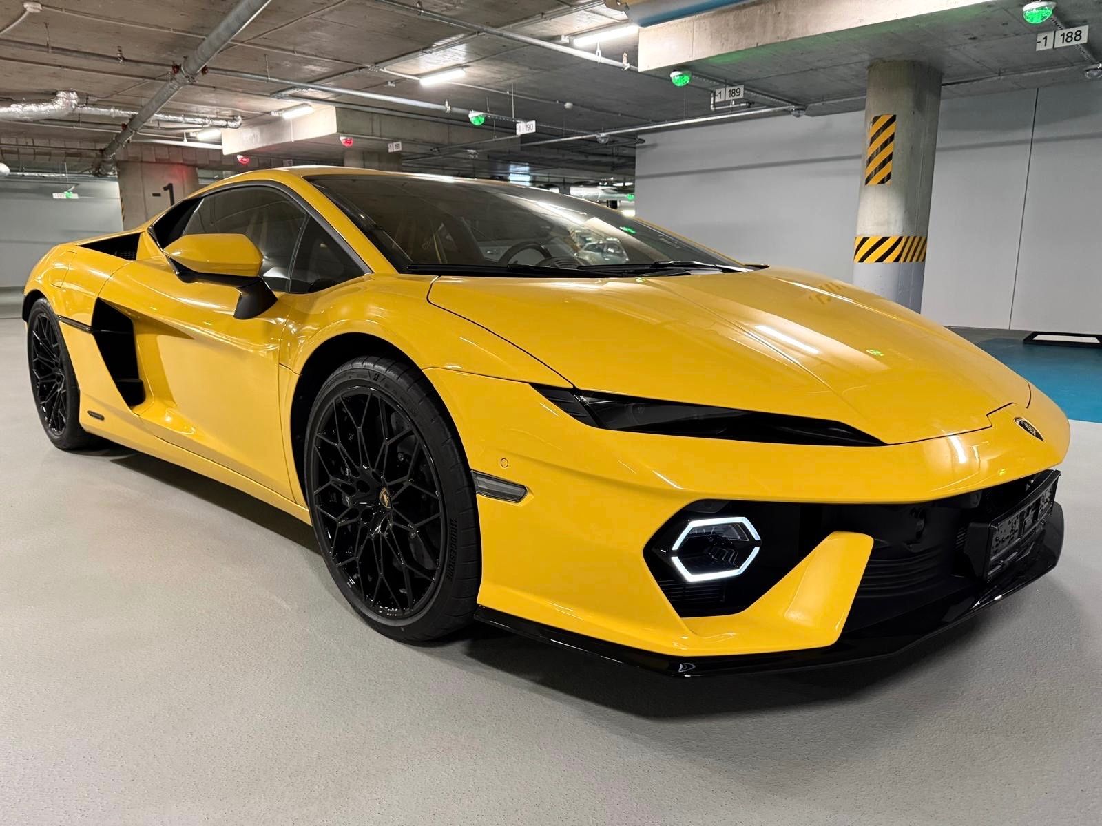Fahrzeugabbildung Lamborghini TEMERARIO GIALLO CARBON INT&EXT LIFT MY26 NEWCAR
