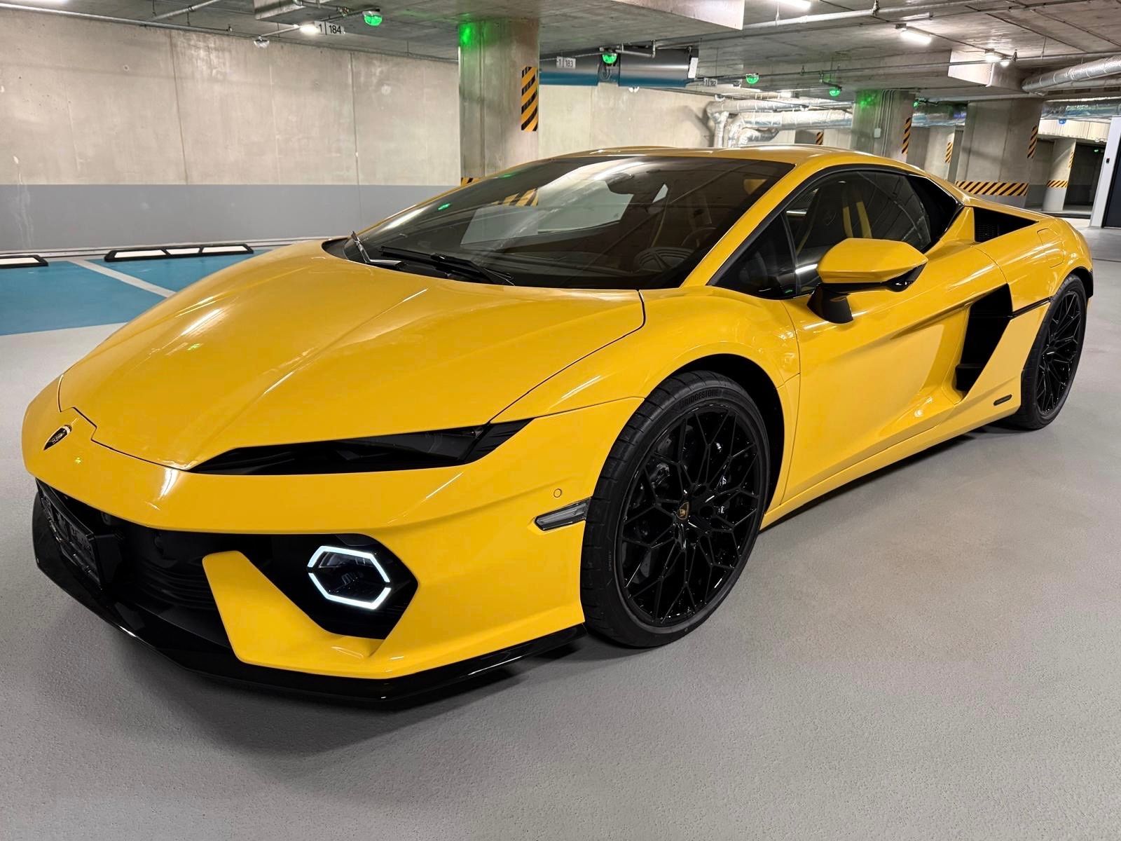 Fahrzeugabbildung Lamborghini TEMERARIO GIALLO CARBON INT&EXT LIFT MY26 NEWCAR