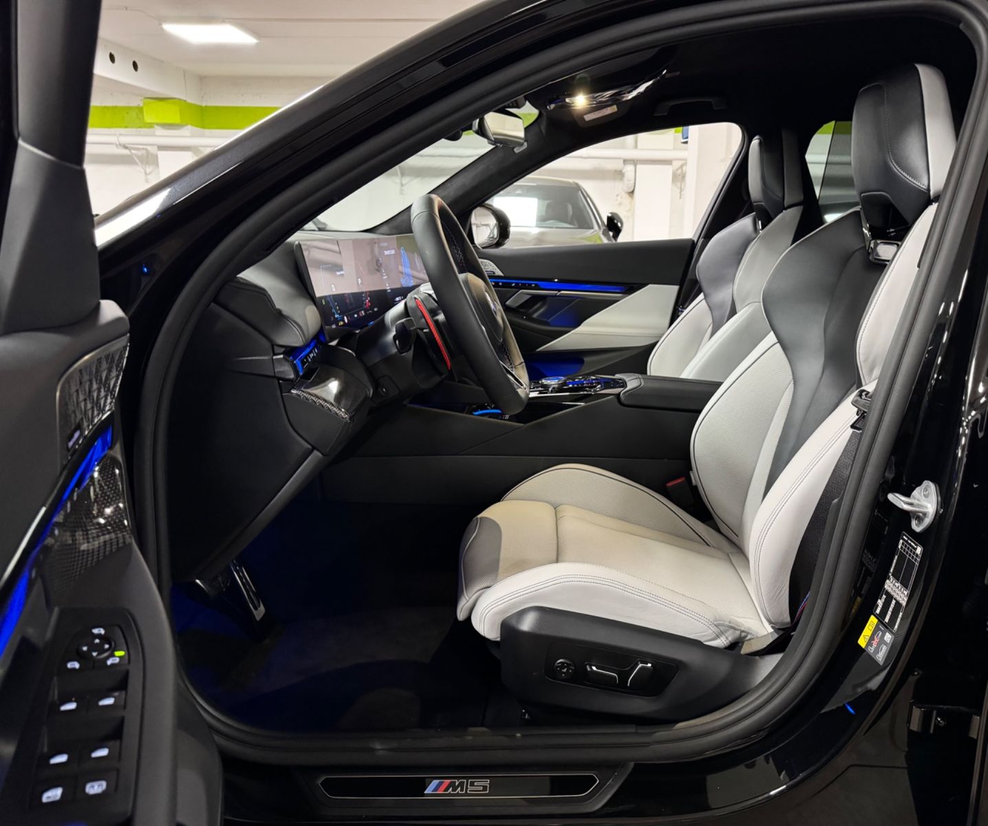 Fahrzeugabbildung BMW M5 ULTIMATE CERAMIC CARBON-INT&EXT B&W FULLOPT!