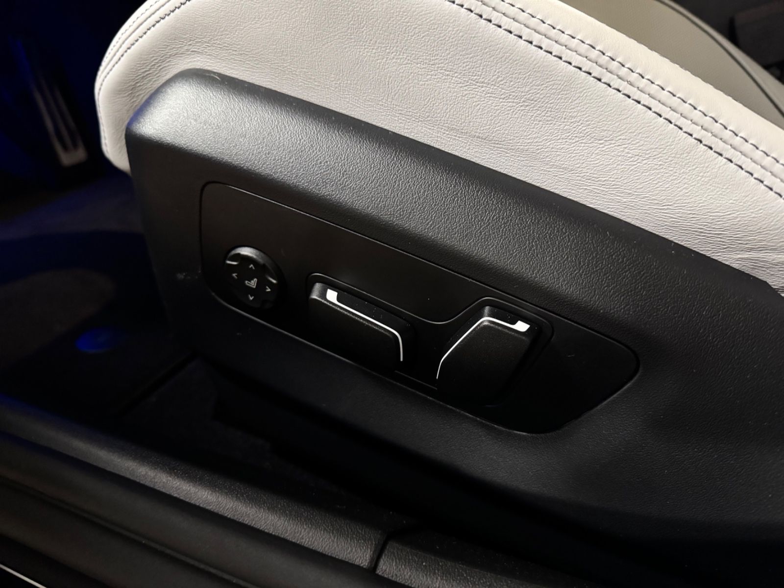 Fahrzeugabbildung BMW M5 ULTIMATE CERAMIC CARBON-INT&EXT B&W FULLOPT!