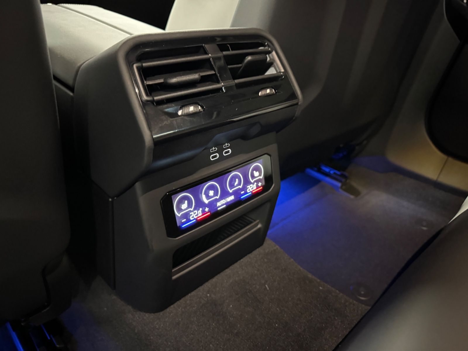 Fahrzeugabbildung BMW M5 ULTIMATE CERAMIC CARBON-INT&EXT B&W FULLOPT!