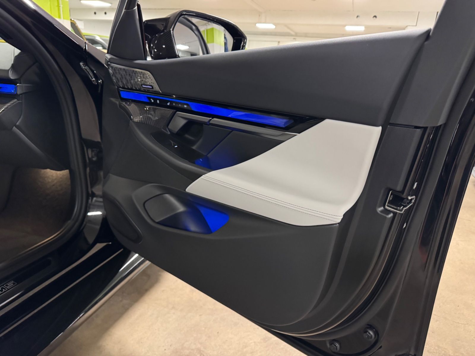 Fahrzeugabbildung BMW M5 ULTIMATE CERAMIC CARBON-INT&EXT B&W FULLOPT!