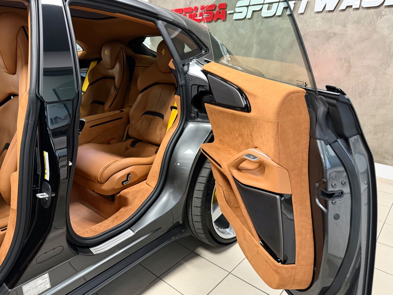 Fahrzeugabbildung Ferrari PUROSANGUE CARBON MASSAGE PANO PR26 LIFT READY!