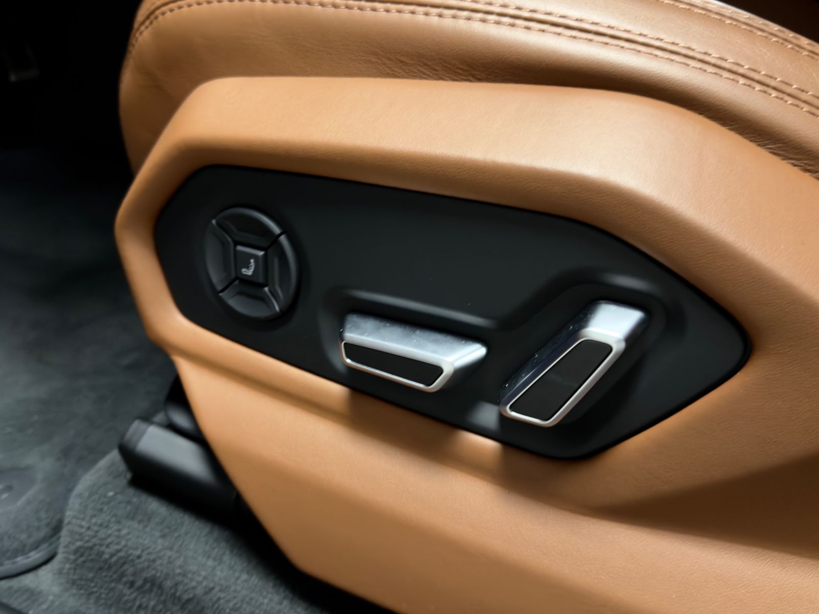 Fahrzeugabbildung Lamborghini URUS SE CARBON B&O MASSAGE PANO HEADUP FULLOPT!!