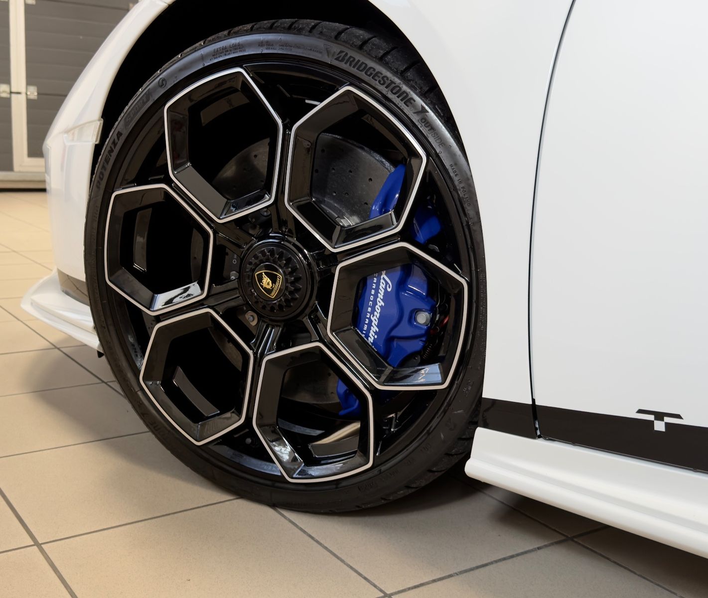 Fahrzeugabbildung Lamborghini HURACAN TECNICA CARBON EXT&INT SENSONUM FULLOPT!