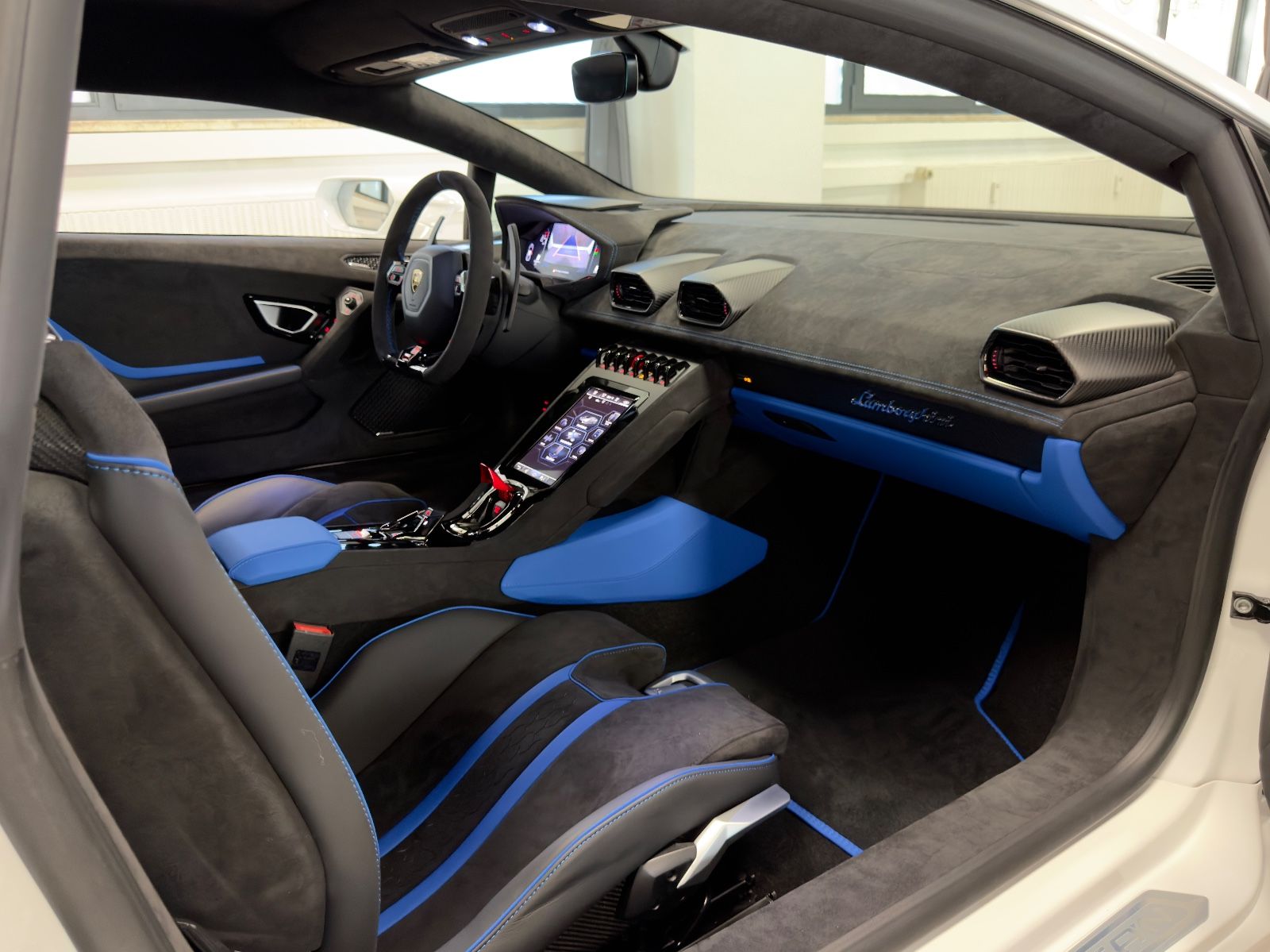 Fahrzeugabbildung Lamborghini HURACAN TECNICA CARBON EXT&INT SENSONUM FULLOPT!