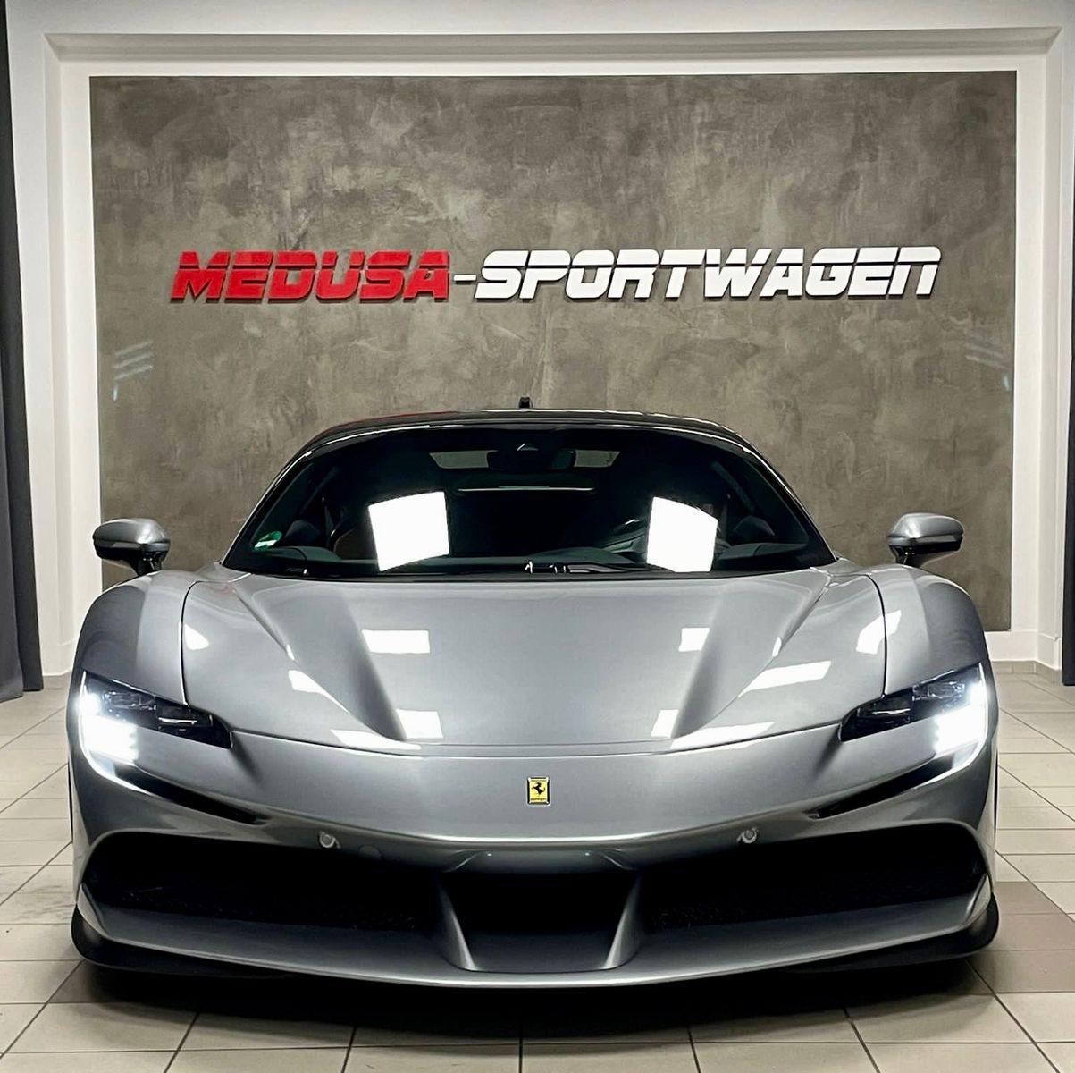 Fahrzeugabbildung Ferrari SF90 STRADALE NOVITEC RACINGSEAT CARBONPACK FULL