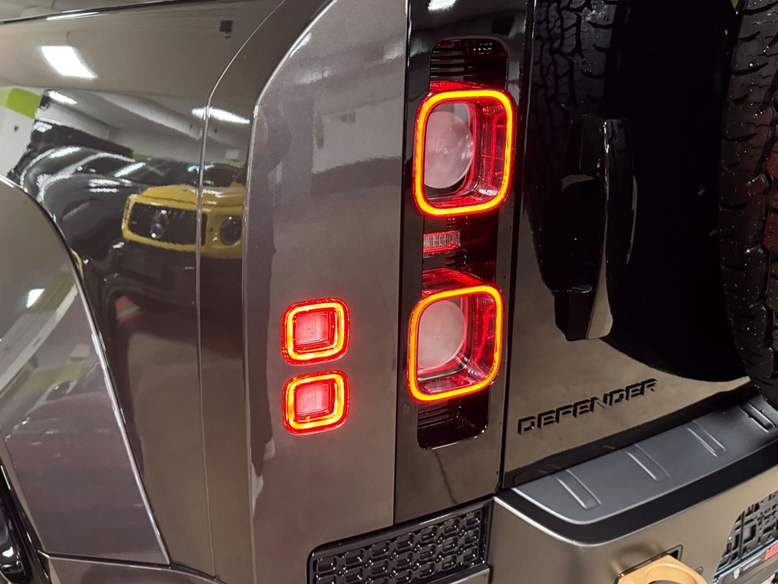 Fahrzeugabbildung Land Rover DEFENDER 4.4 P635 110 OCTA GREY&BRAUN PR025 FULL