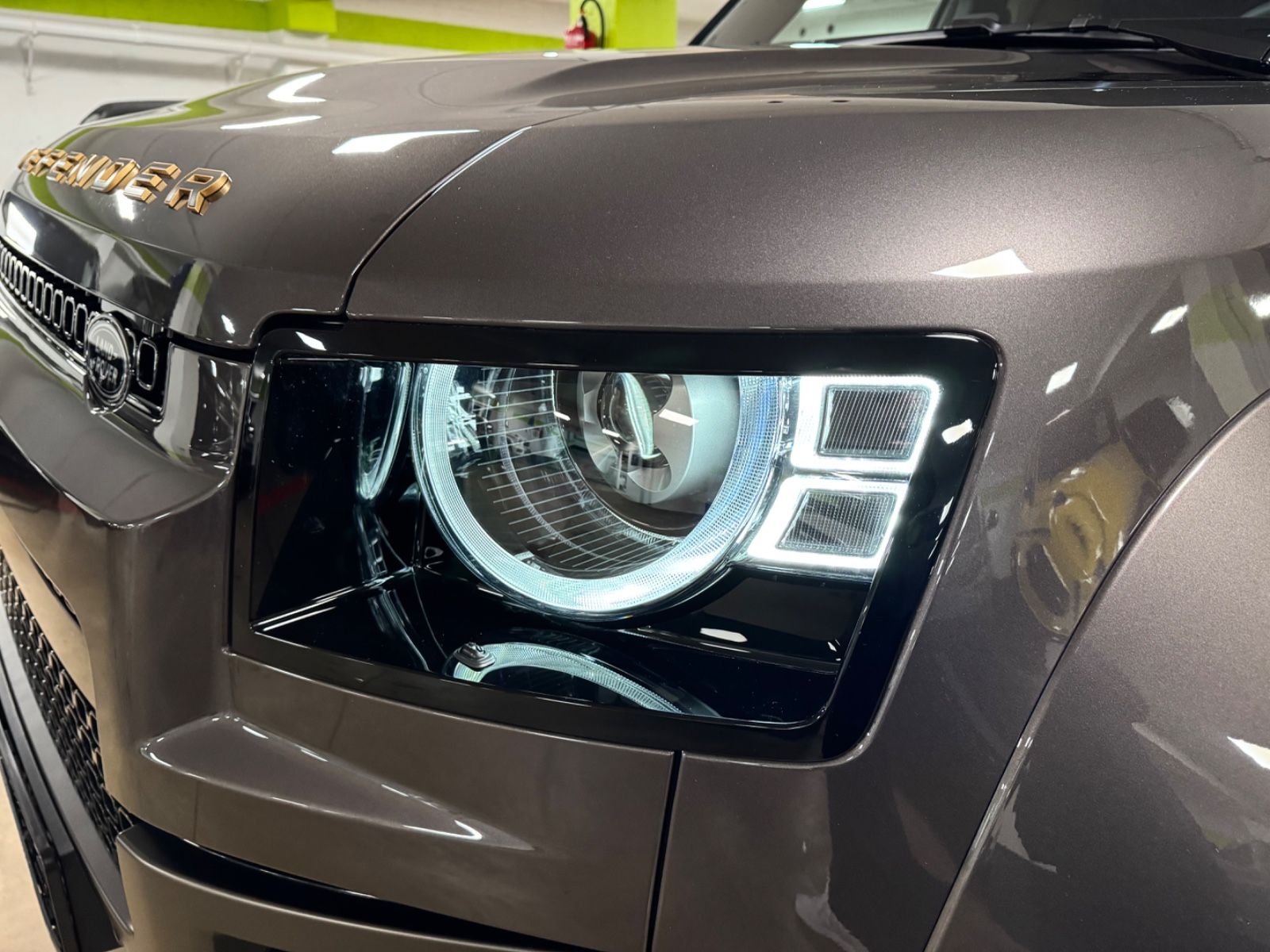 Fahrzeugabbildung Land Rover DEFENDER 4.4 P635 110 OCTA GREY&BRAUN PR025 FULL