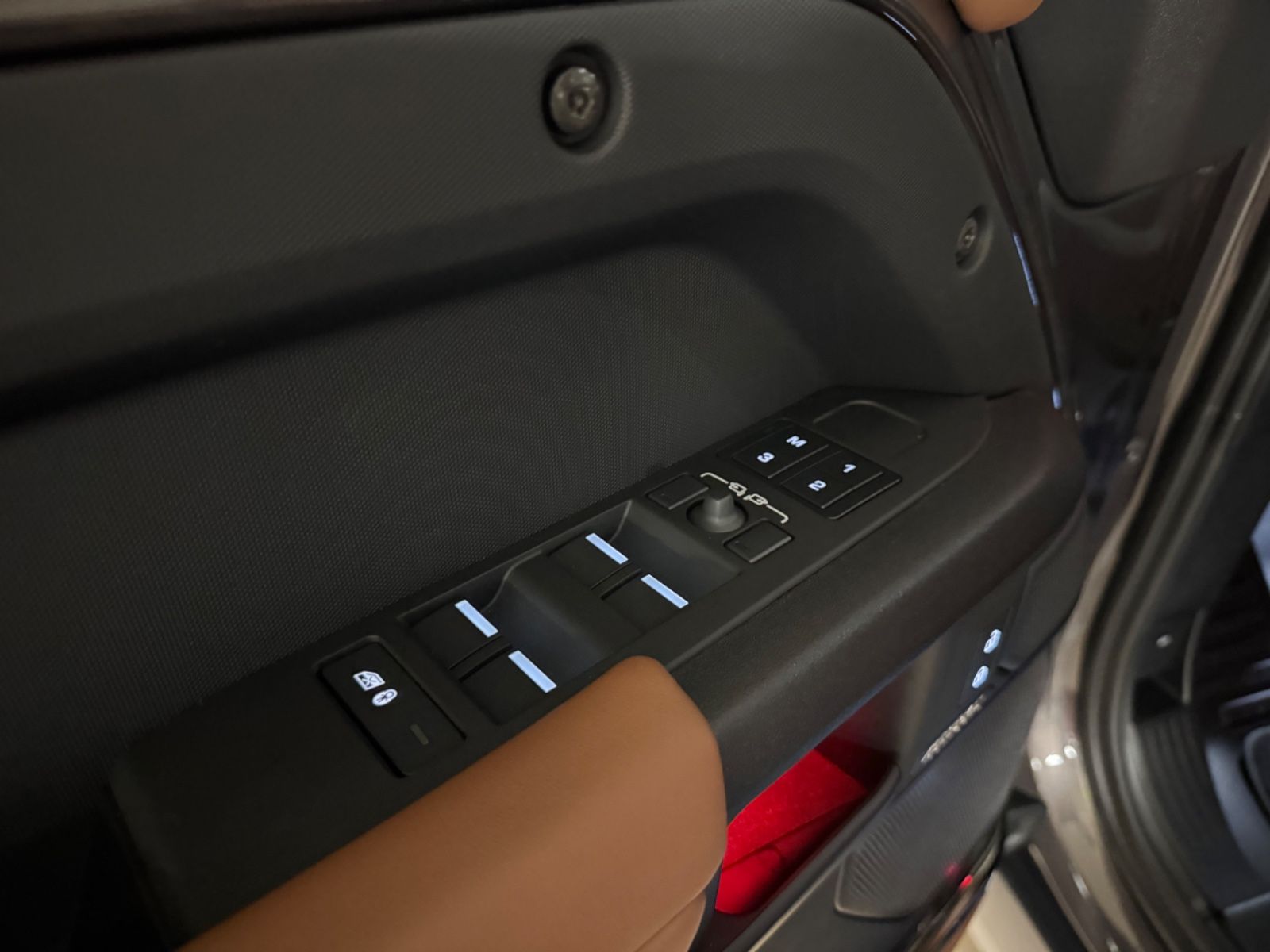 Fahrzeugabbildung Land Rover DEFENDER 4.4 P635 110 OCTA GREY&BRAUN PR025 FULL