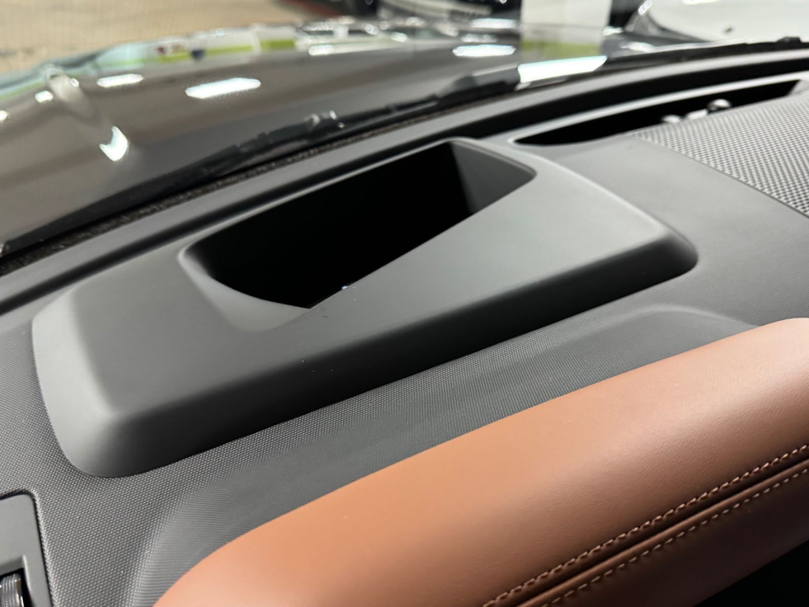 Fahrzeugabbildung Land Rover DEFENDER 4.4 P635 110 OCTA GREY&BRAUN PR025 FULL