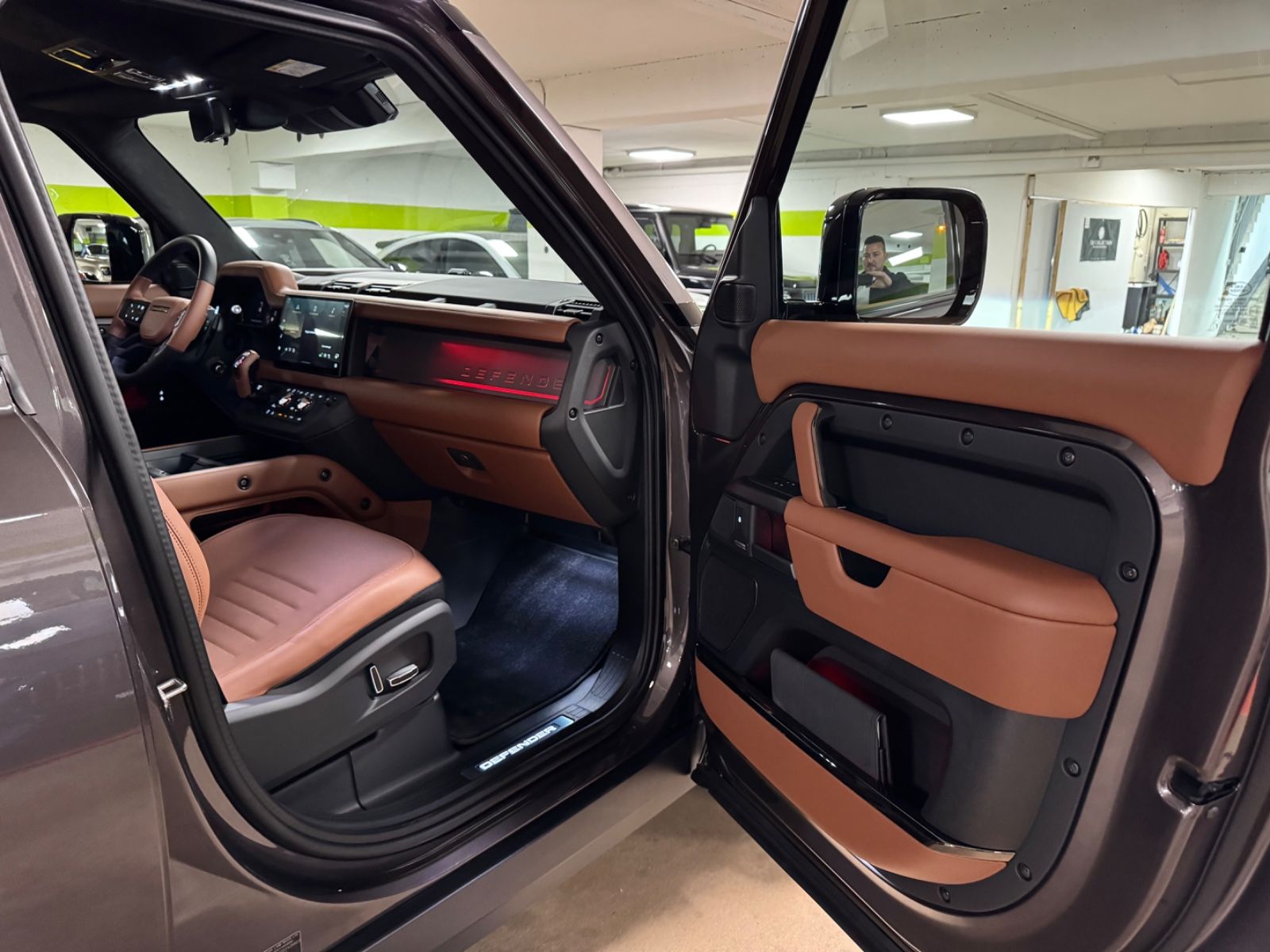 Fahrzeugabbildung Land Rover DEFENDER 4.4 P635 110 OCTA GREY&BRAUN PR025 FULL