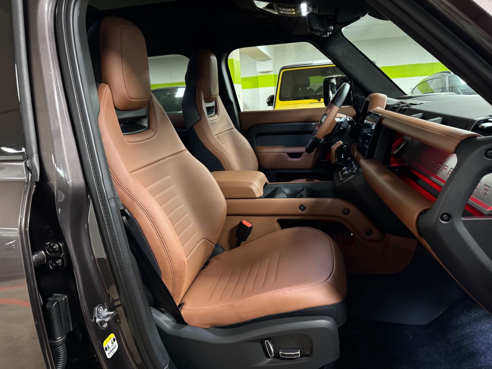 Fahrzeugabbildung Land Rover DEFENDER 4.4 P635 110 OCTA GREY&BRAUN PR025 FULL