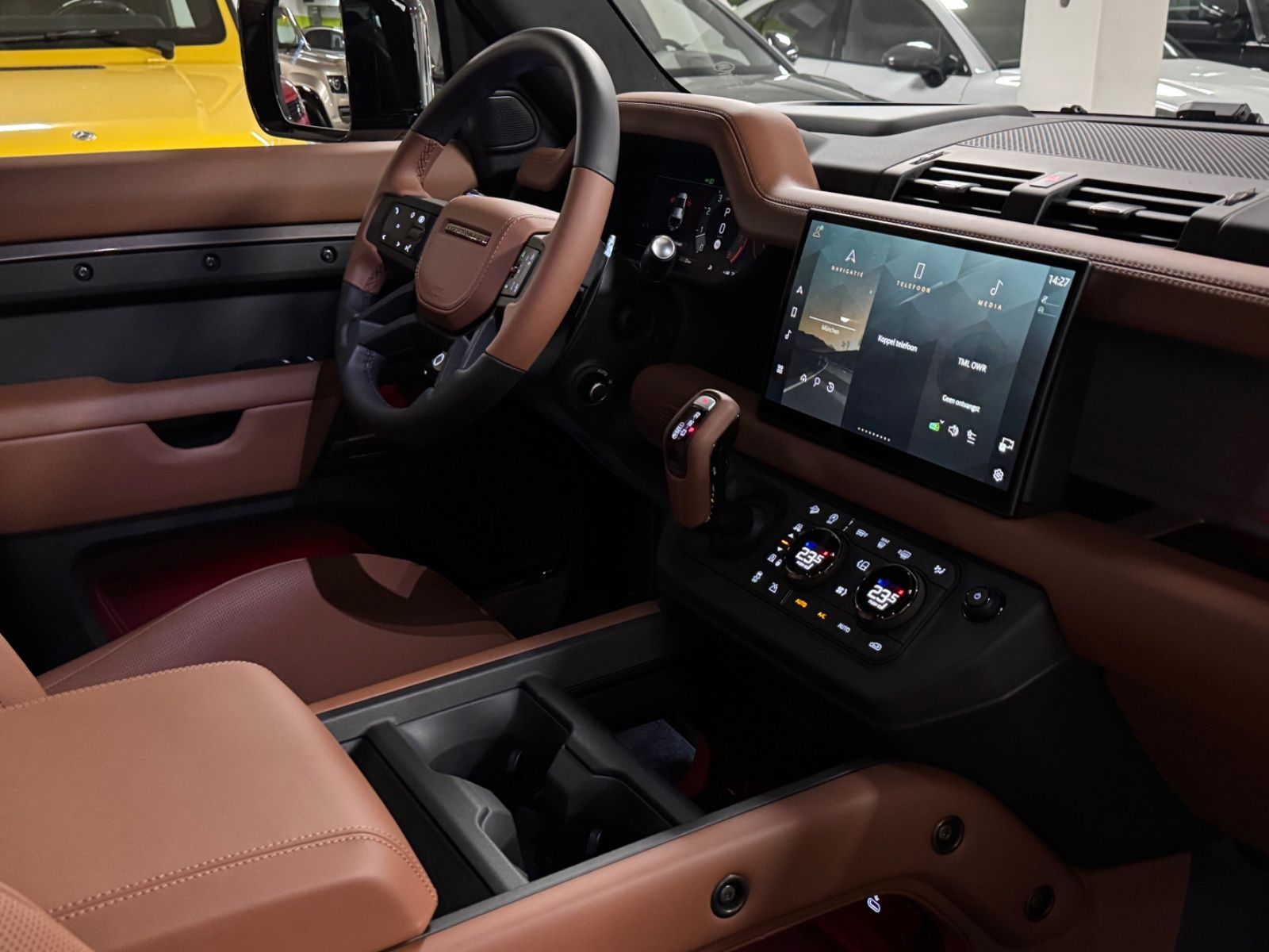 Fahrzeugabbildung Land Rover DEFENDER 4.4 P635 110 OCTA GREY&BRAUN PR025 FULL