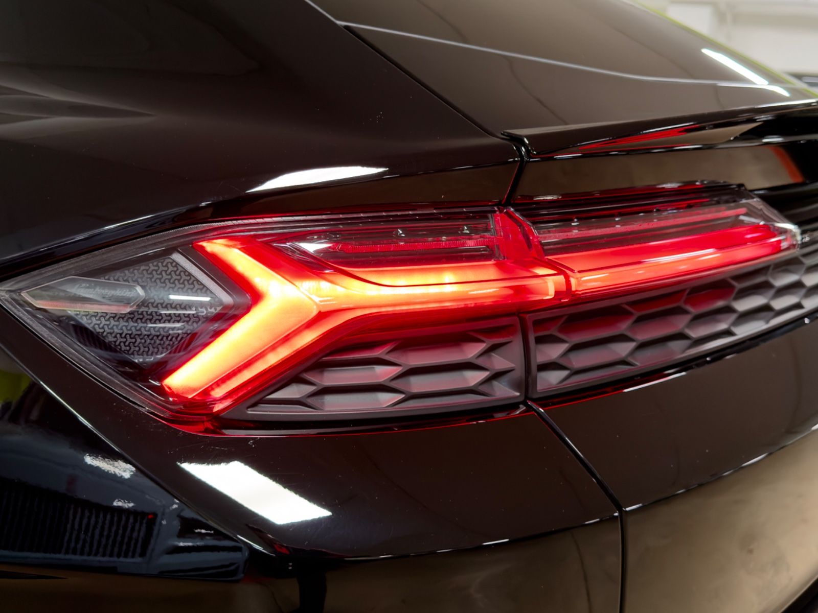 Fahrzeugabbildung Lamborghini URUS SE MASSAGE HEADUP B&O PANO STYLEPACK FULL