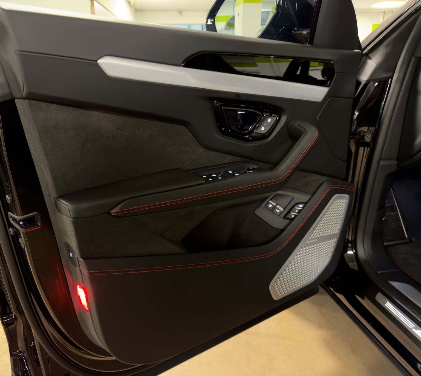 Fahrzeugabbildung Lamborghini URUS SE MASSAGE HEADUP B&O PANO STYLEPACK FULL