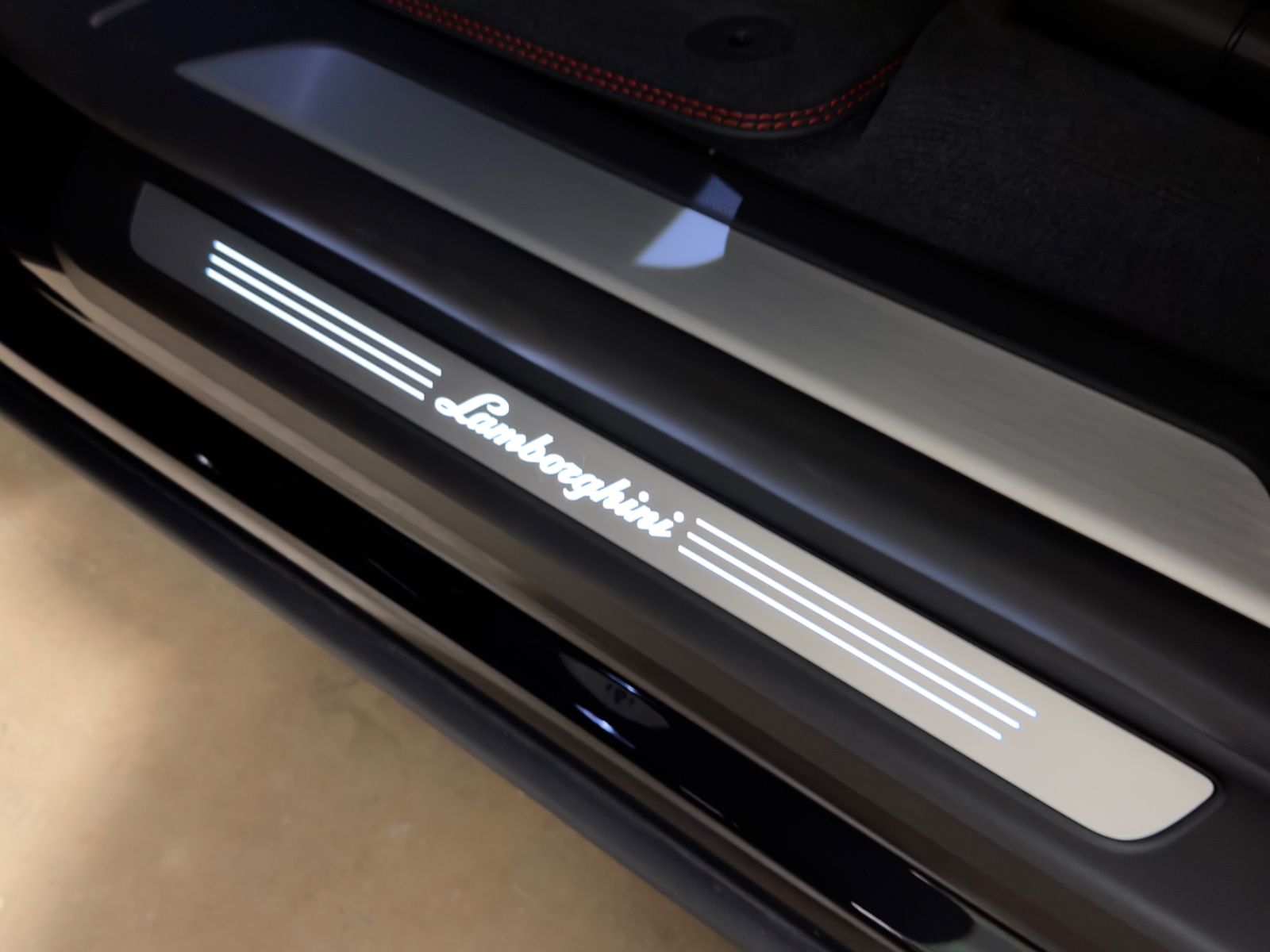 Fahrzeugabbildung Lamborghini URUS SE MASSAGE HEADUP B&O PANO STYLEPACK FULL