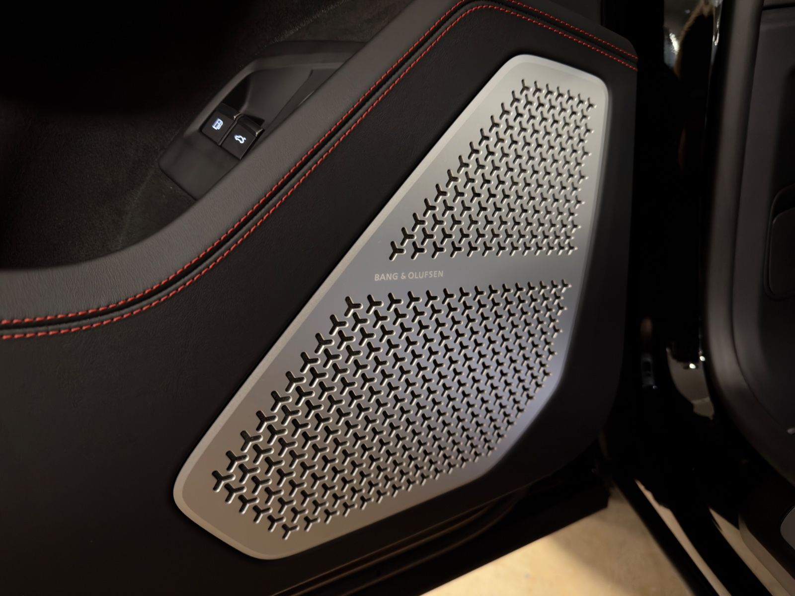 Fahrzeugabbildung Lamborghini URUS SE MASSAGE HEADUP B&O PANO STYLEPACK FULL