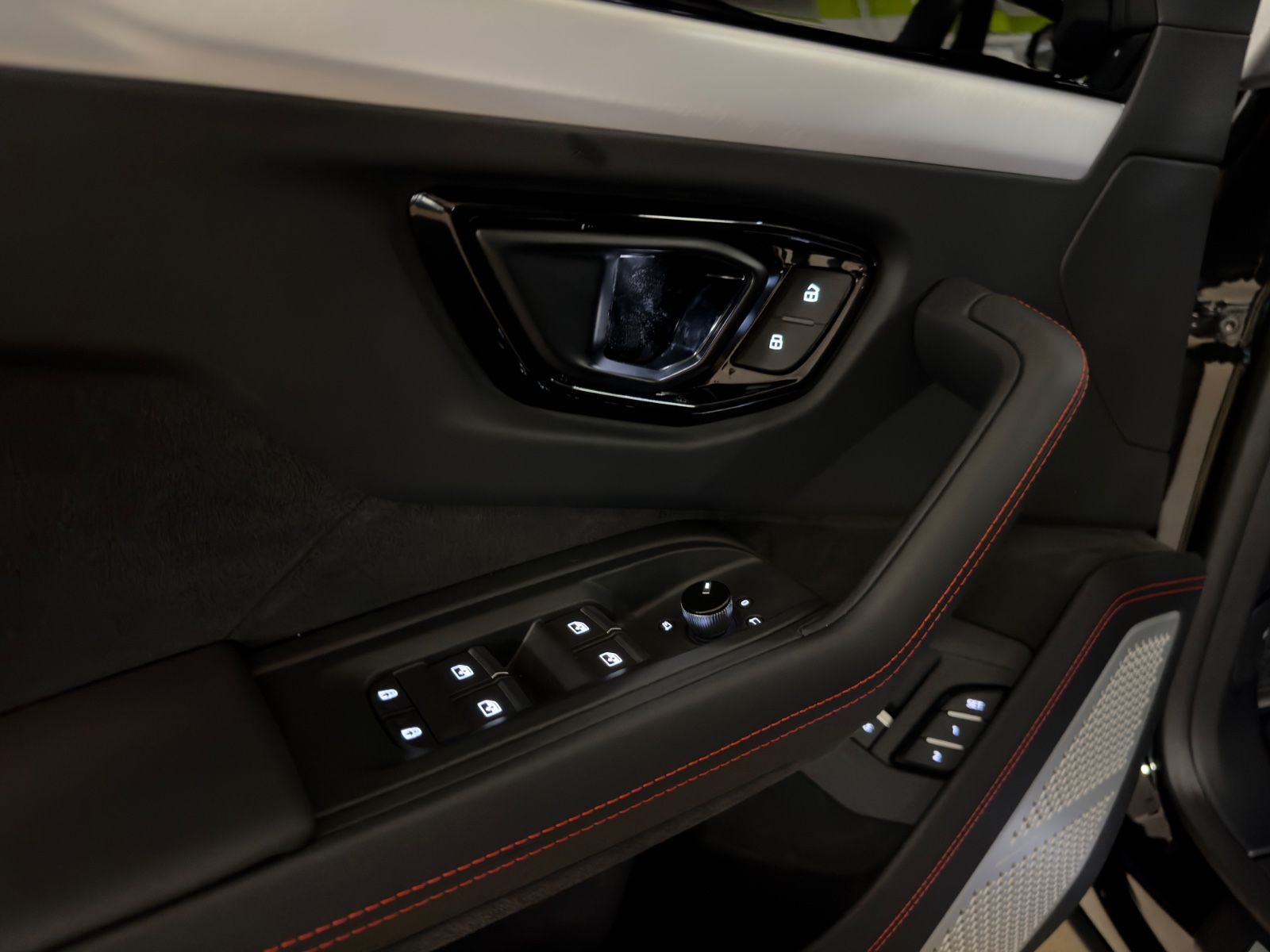 Fahrzeugabbildung Lamborghini URUS SE MASSAGE HEADUP B&O PANO STYLEPACK FULL