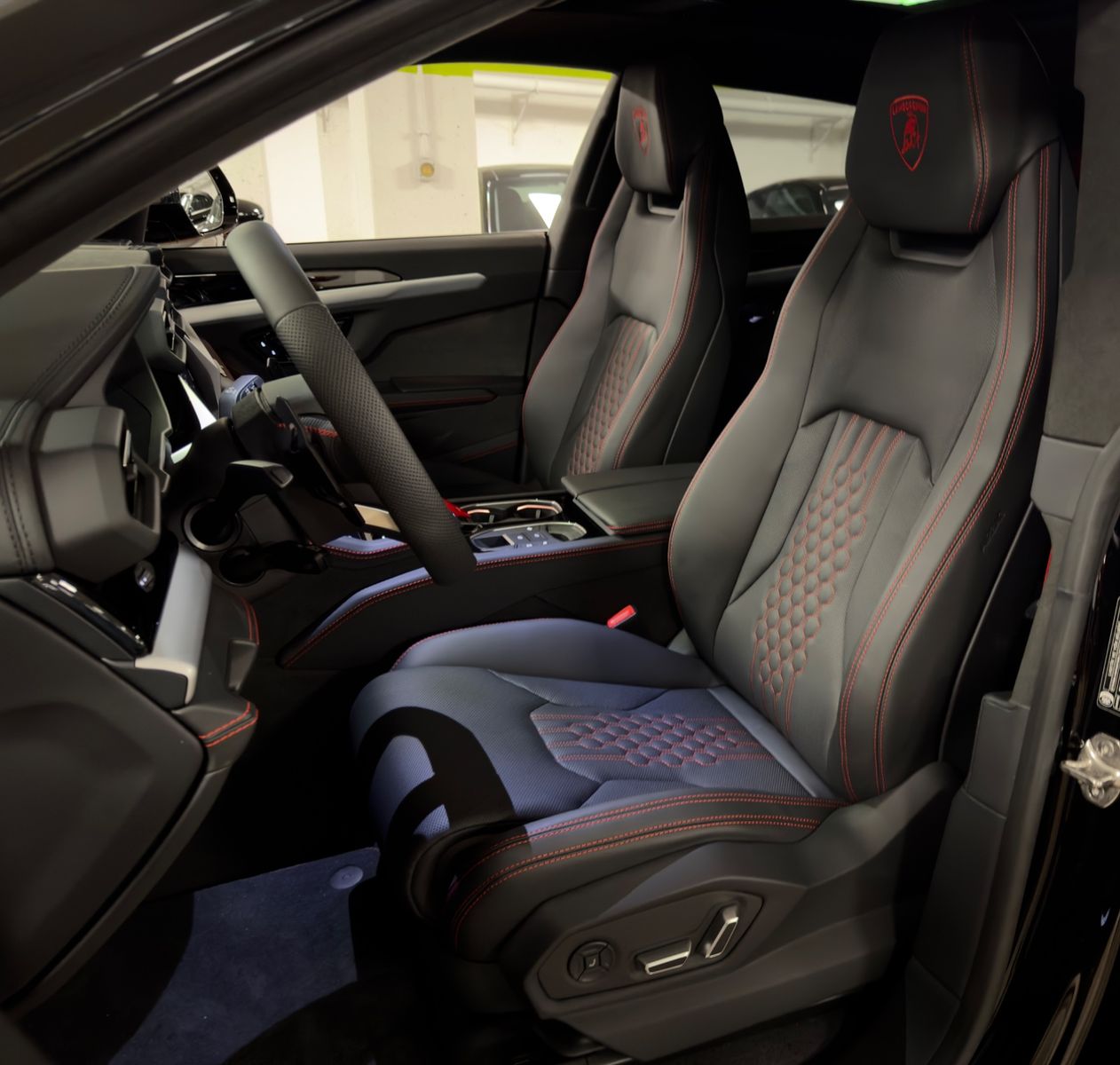 Fahrzeugabbildung Lamborghini URUS SE MASSAGE HEADUP B&O PANO STYLEPACK FULL