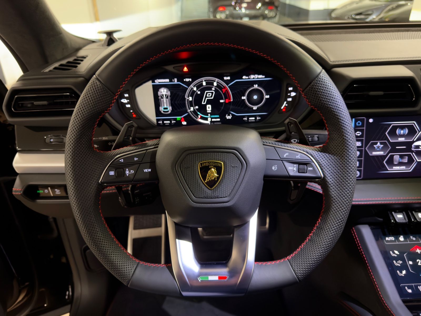 Fahrzeugabbildung Lamborghini URUS SE MASSAGE HEADUP B&O PANO STYLEPACK FULL