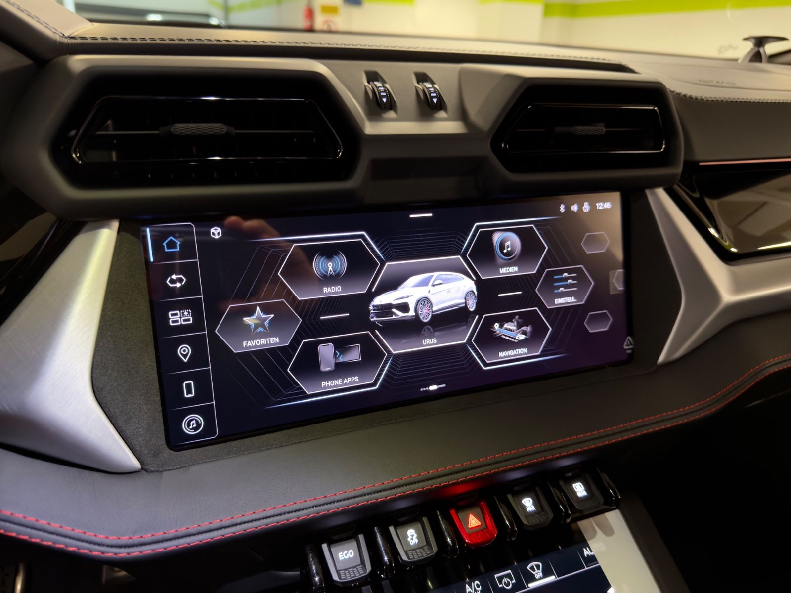 Fahrzeugabbildung Lamborghini URUS SE MASSAGE HEADUP B&O PANO STYLEPACK FULL