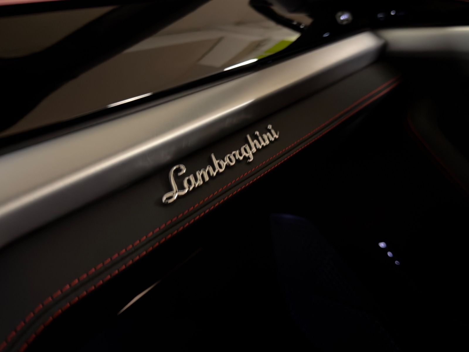 Fahrzeugabbildung Lamborghini URUS SE MASSAGE HEADUP B&O PANO STYLEPACK FULL