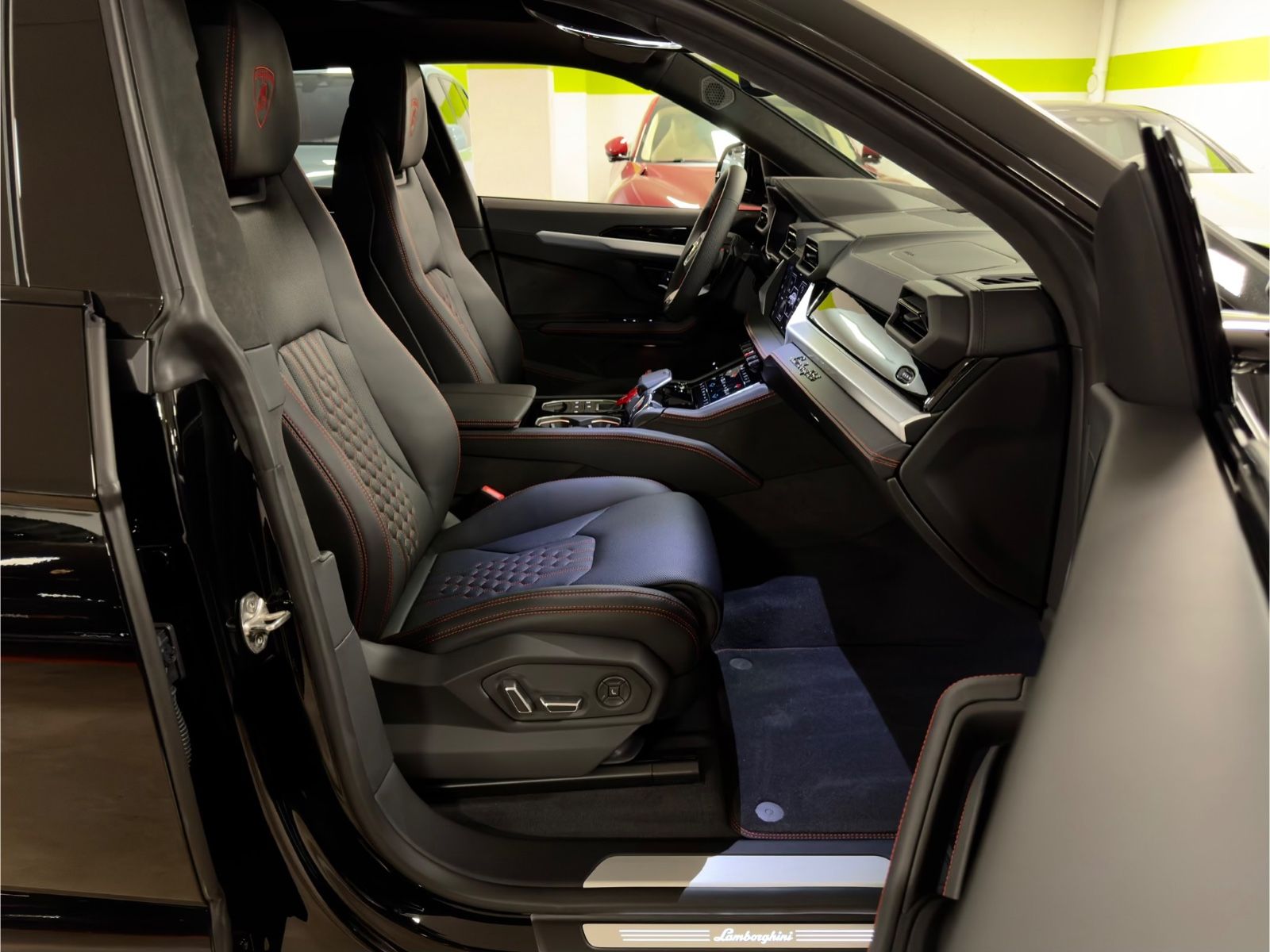 Fahrzeugabbildung Lamborghini URUS SE MASSAGE HEADUP B&O PANO STYLEPACK FULL