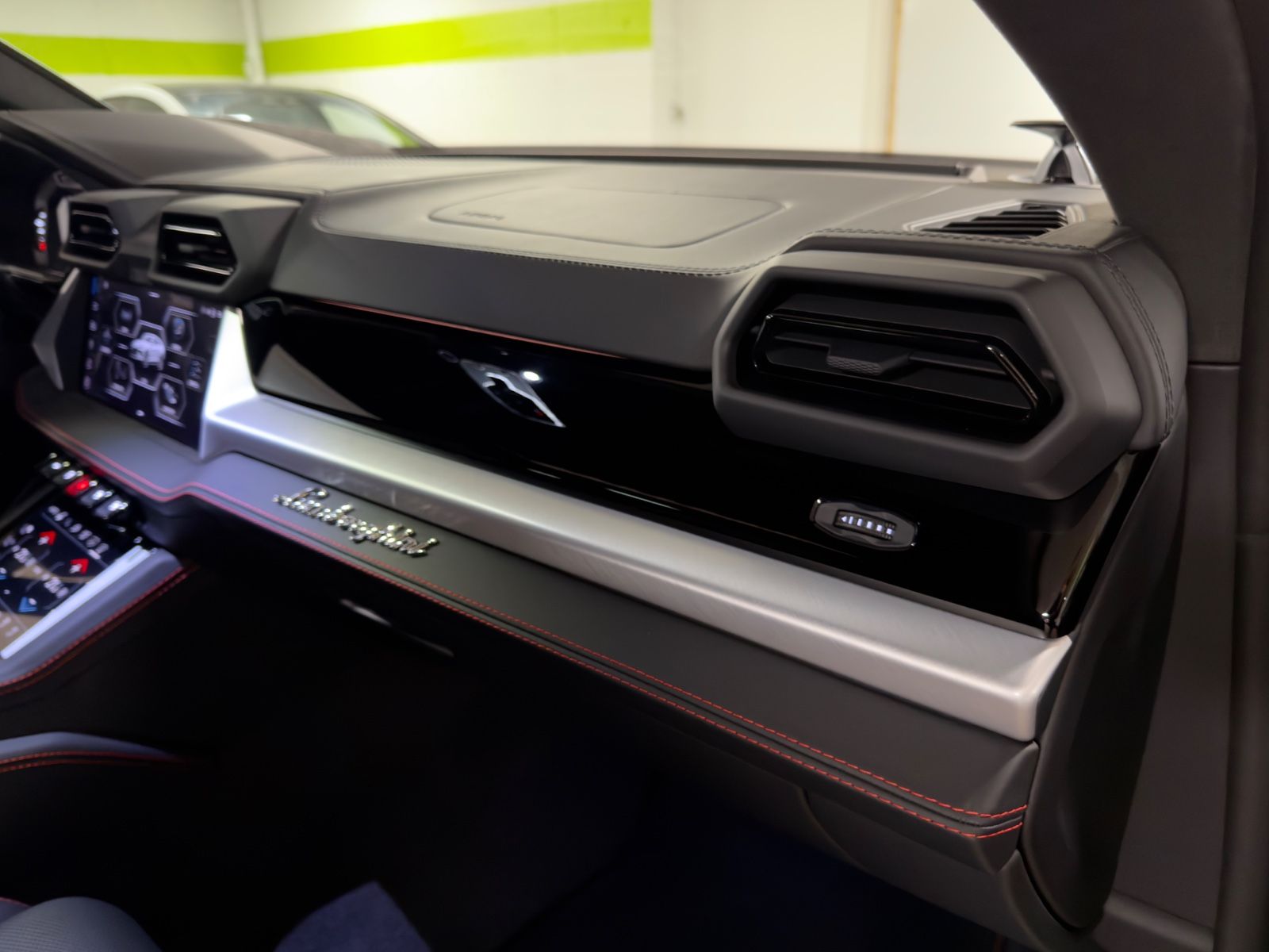 Fahrzeugabbildung Lamborghini URUS SE MASSAGE HEADUP B&O PANO STYLEPACK FULL