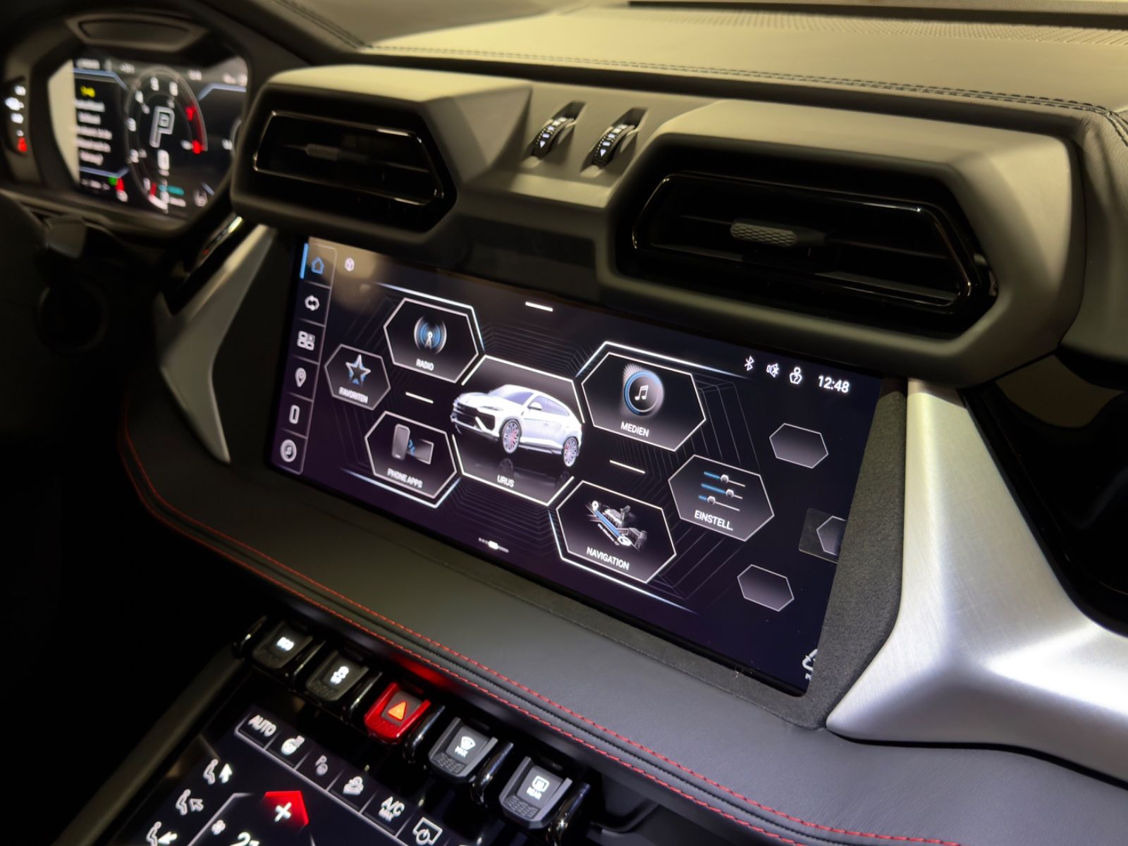 Fahrzeugabbildung Lamborghini URUS SE MASSAGE HEADUP B&O PANO STYLEPACK FULL