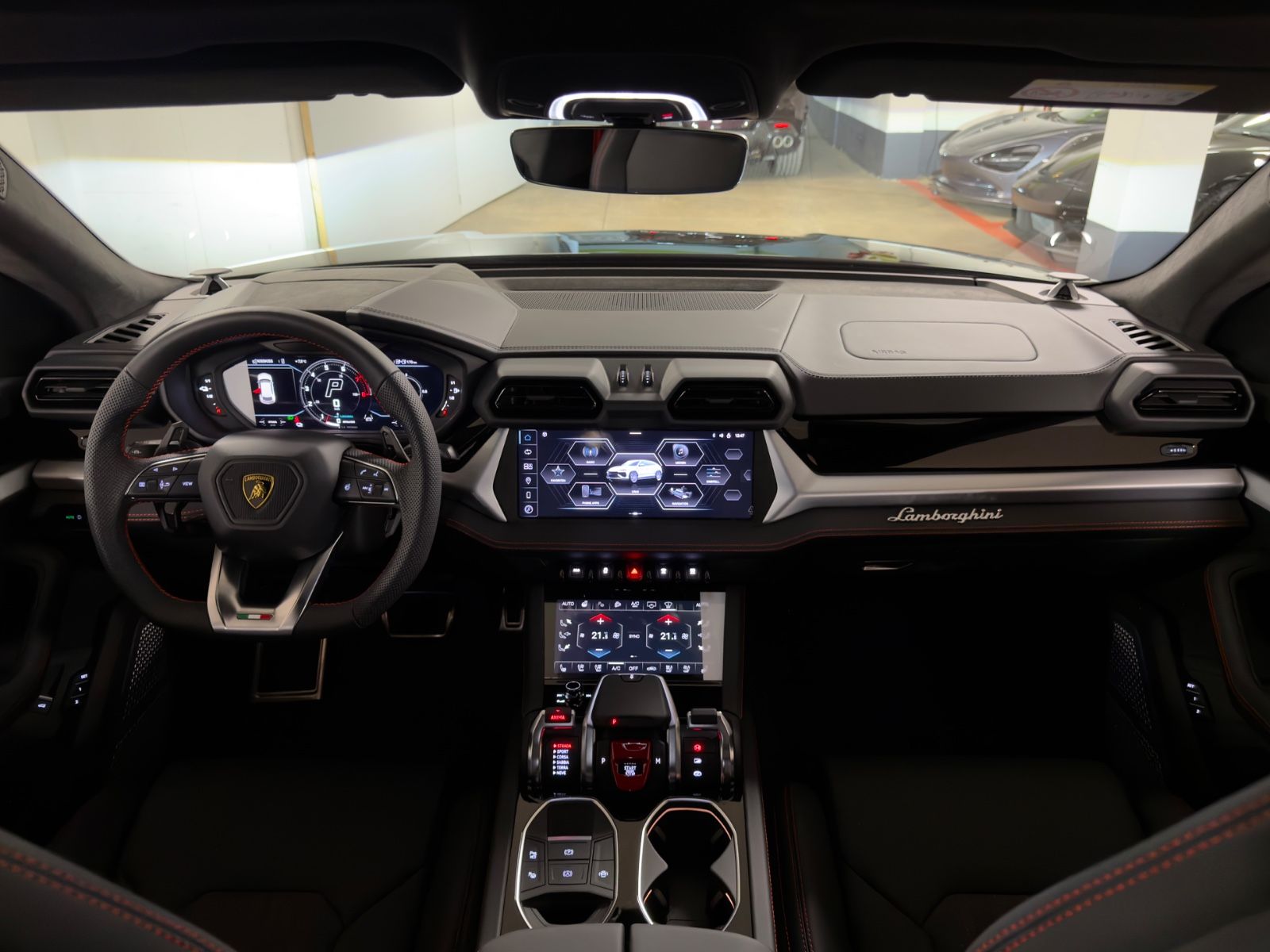 Fahrzeugabbildung Lamborghini URUS SE MASSAGE HEADUP B&O PANO STYLEPACK FULL