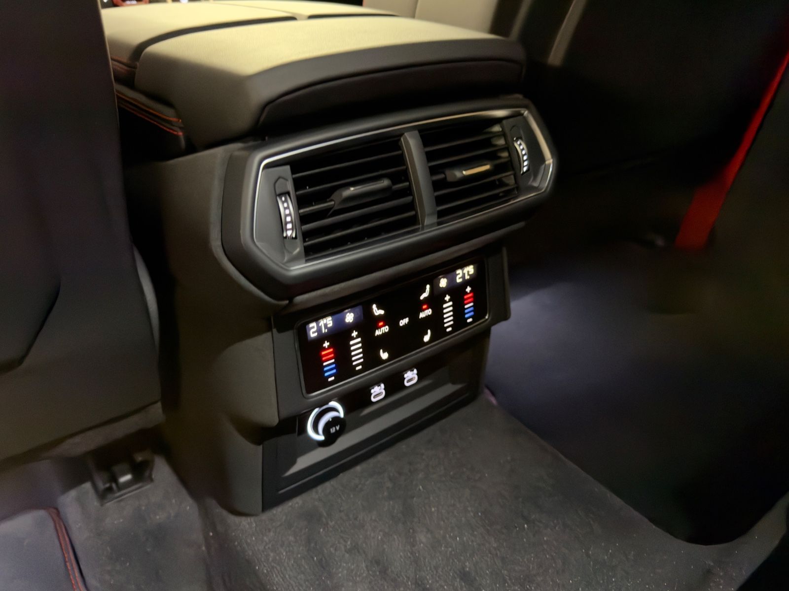 Fahrzeugabbildung Lamborghini URUS SE MASSAGE HEADUP B&O PANO STYLEPACK FULL