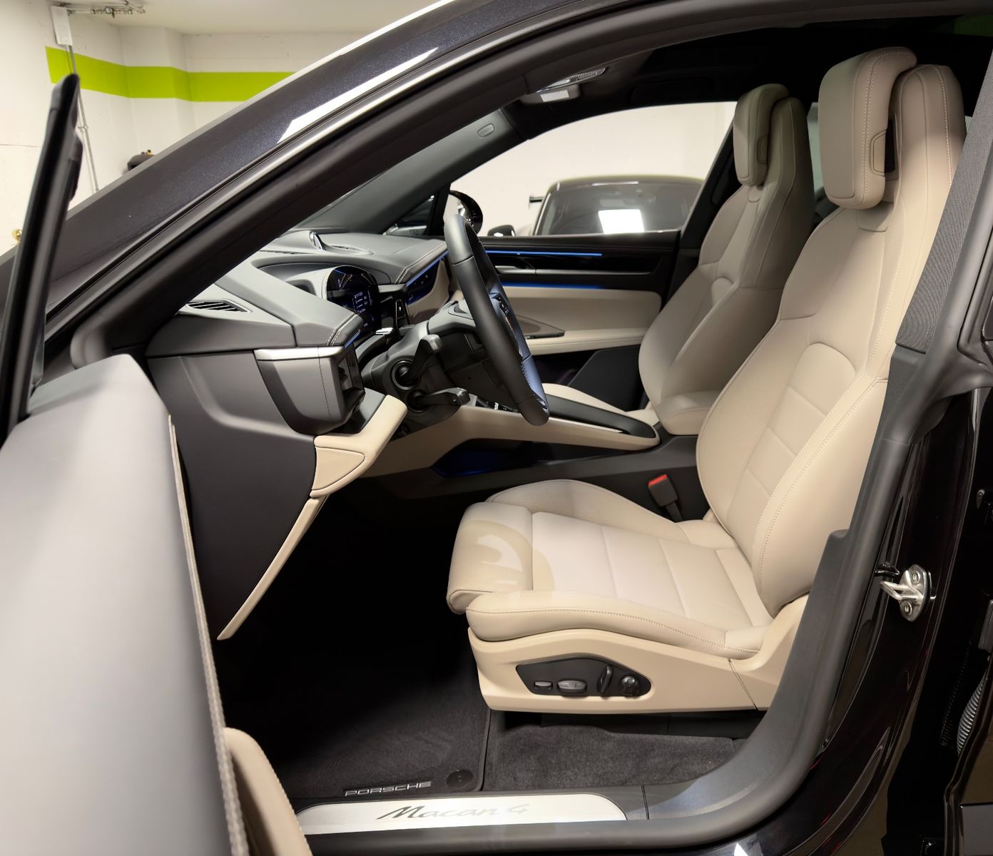 Fahrzeugabbildung Porsche MACAN 4 DESIGNPACK 22ZOLL TRÜFFEL INT PANO FULL!