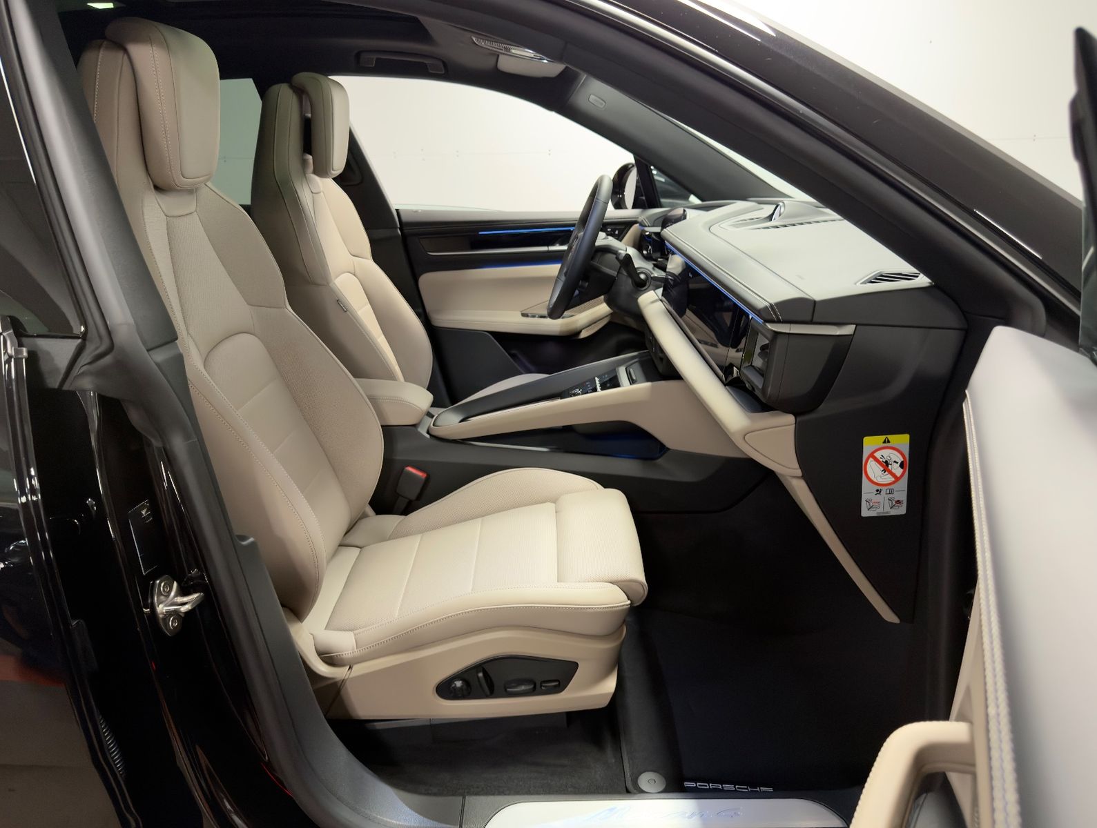 Fahrzeugabbildung Porsche MACAN 4 DESIGNPACK 22ZOLL TRÜFFEL INT PANO FULL!