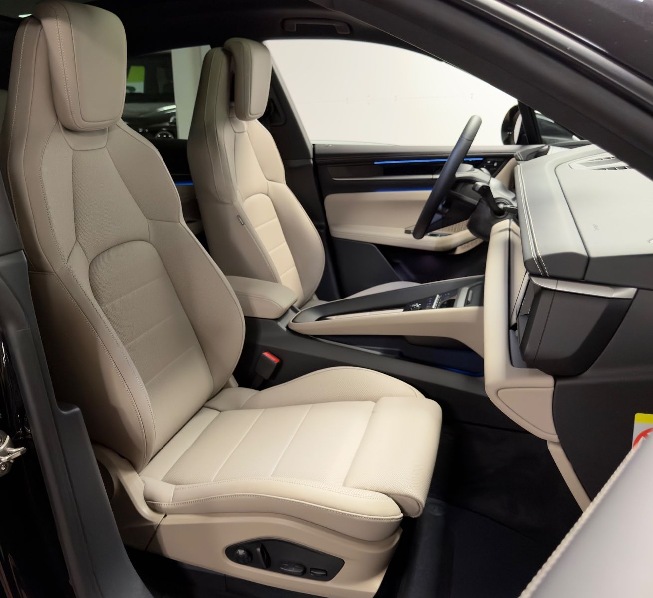 Fahrzeugabbildung Porsche MACAN 4 DESIGNPACK 22ZOLL TRÜFFEL INT PANO FULL!