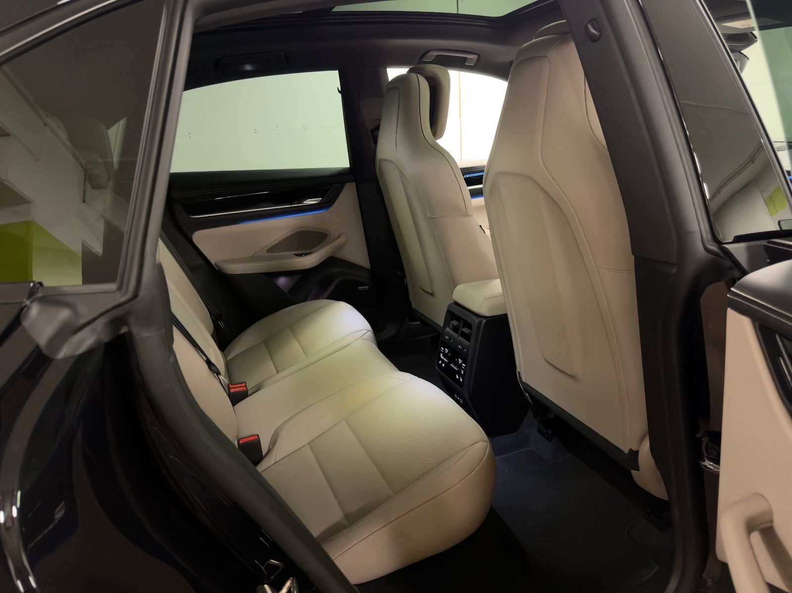 Fahrzeugabbildung Porsche MACAN 4 DESIGNPACK 22ZOLL TRÜFFEL INT PANO FULL!