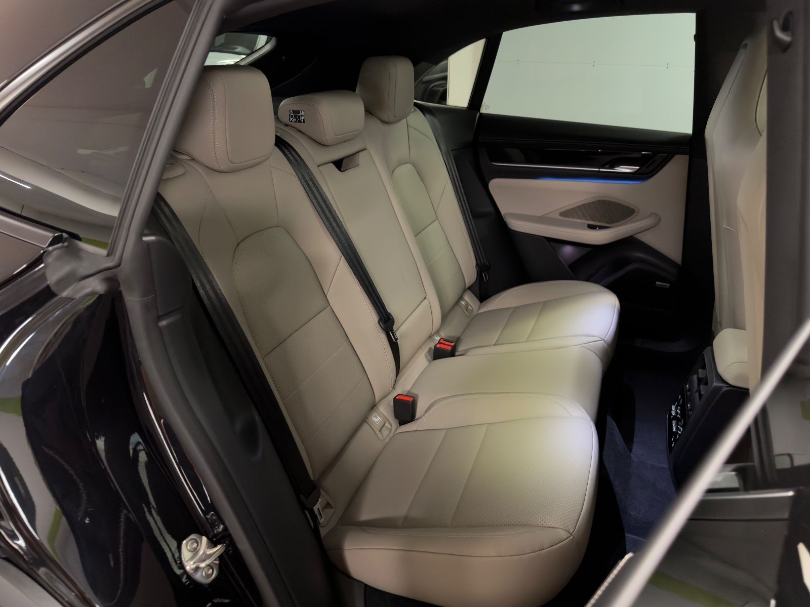 Fahrzeugabbildung Porsche MACAN 4 DESIGNPACK 22ZOLL TRÜFFEL INT PANO FULL!