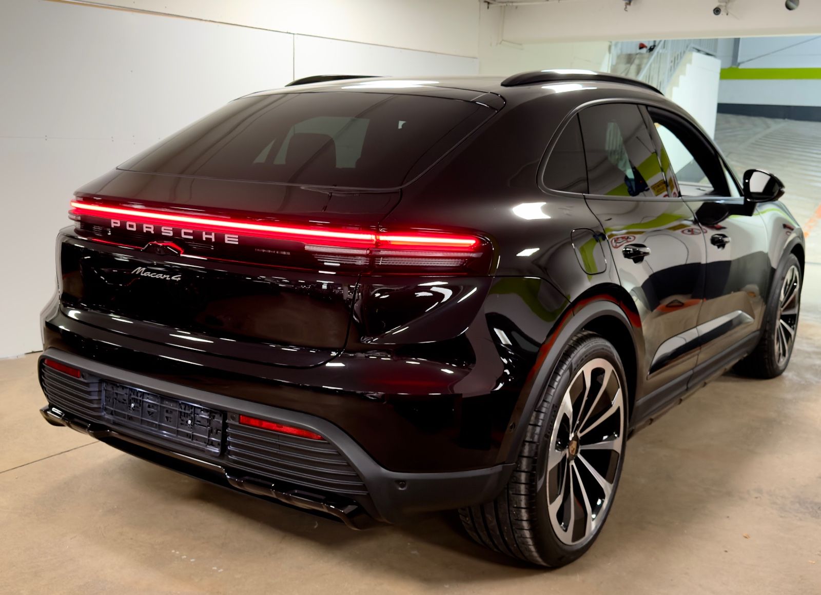 Fahrzeugabbildung Porsche MACAN 4 DESIGNPACK 22ZOLL TRÜFFEL INT PANO FULL!