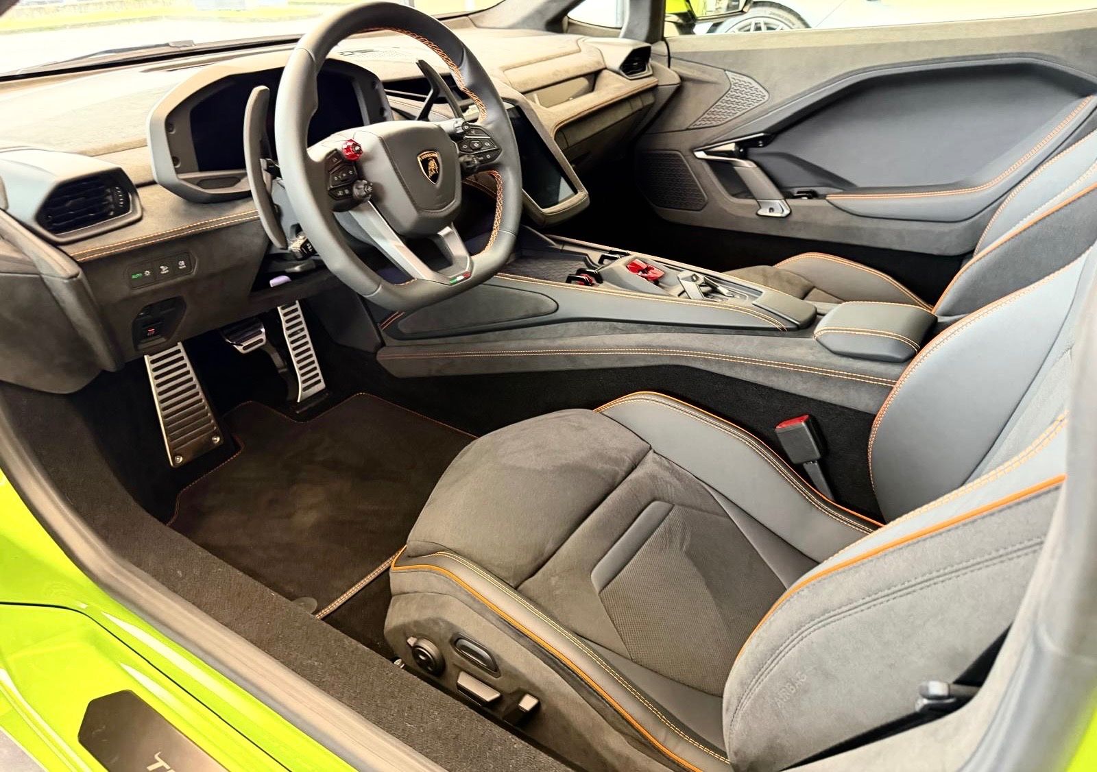 Fahrzeugabbildung Lamborghini TEMERARIO VERDE CITREA CORBON LIFT SONUS COC NEW