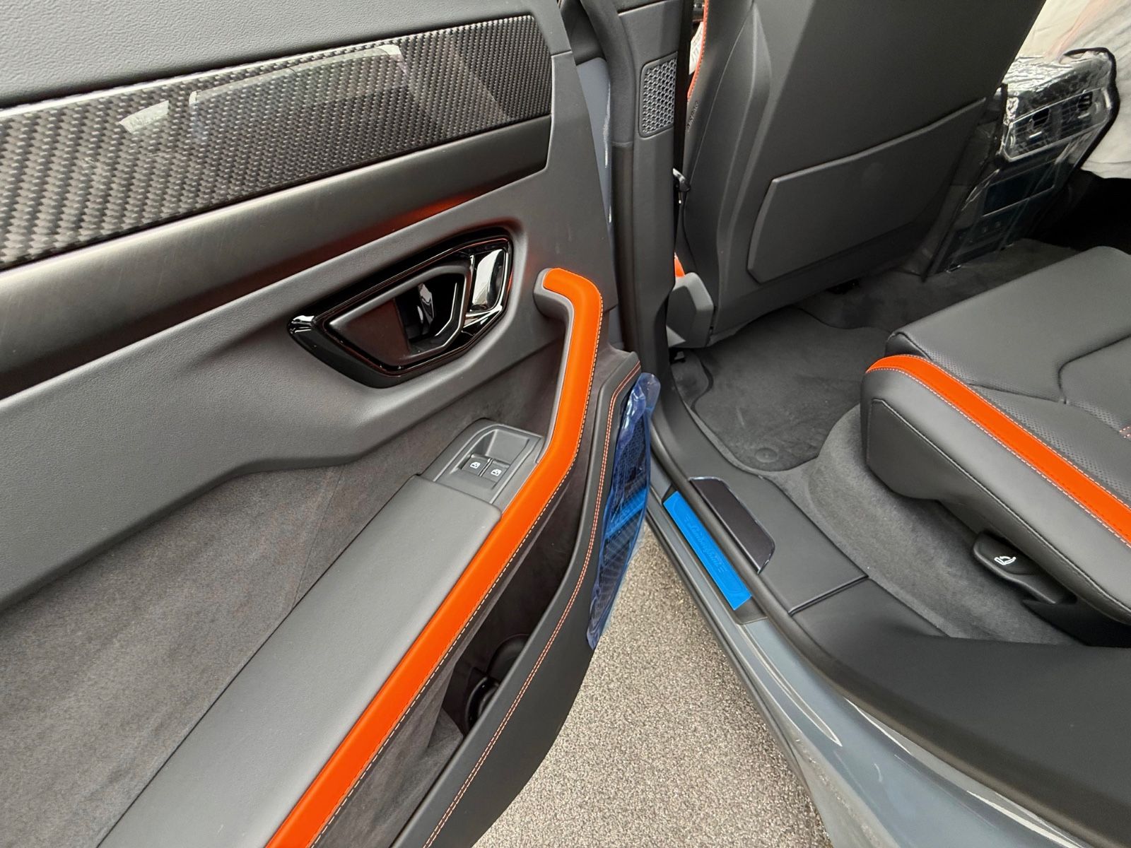 Fahrzeugabbildung Lamborghini URUS SE BIG-CARBONPACK B&O MASSAGE PR26 FULLOPT!