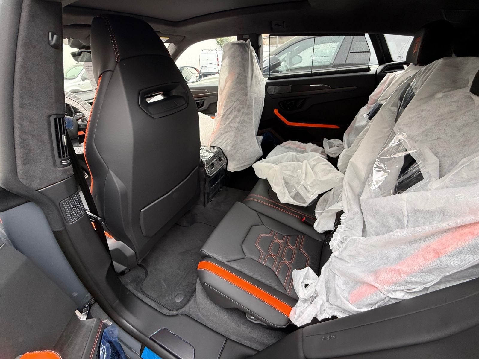 Fahrzeugabbildung Lamborghini URUS SE BIG-CARBONPACK B&O MASSAGE PR26 FULLOPT!