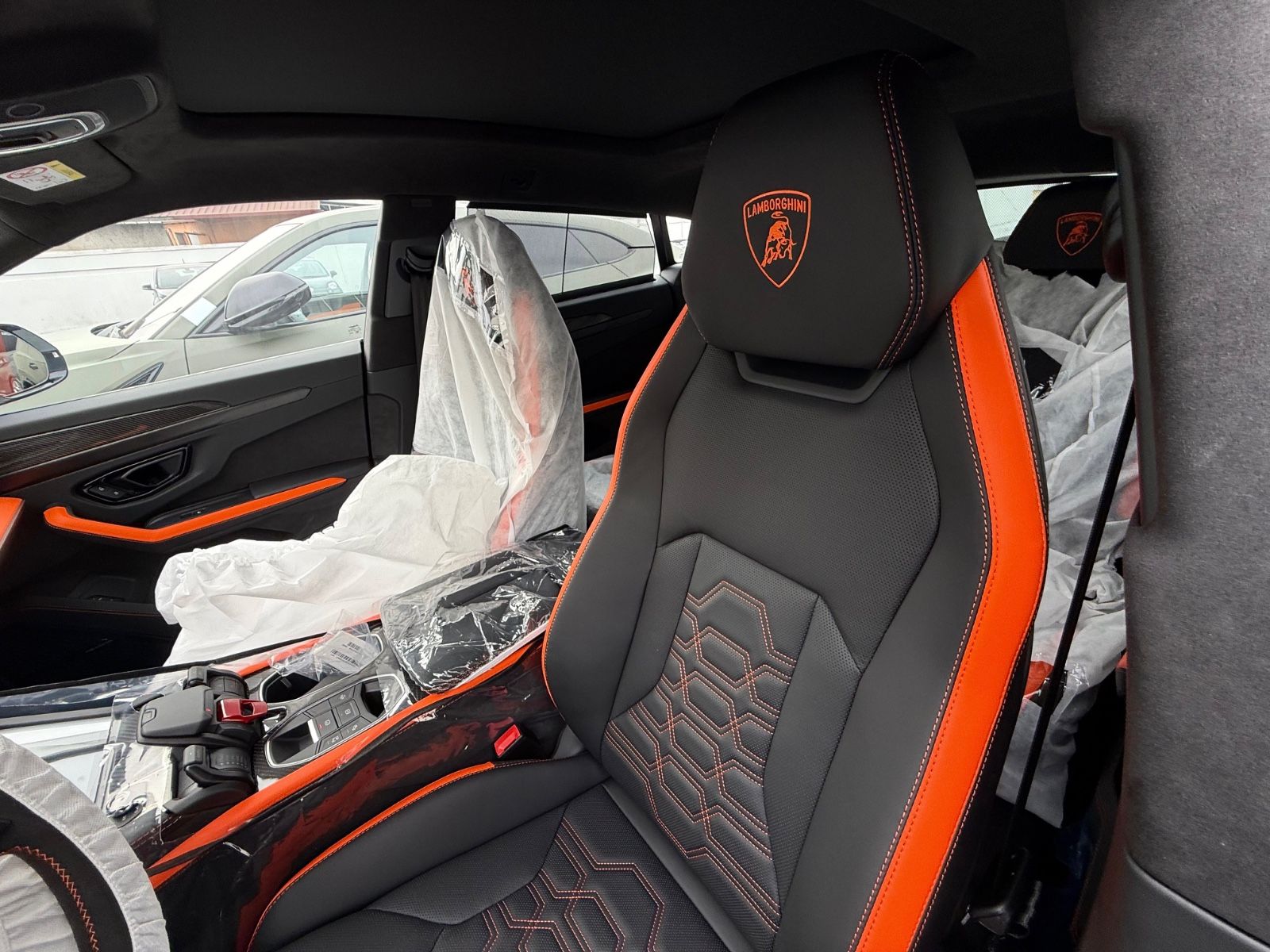 Fahrzeugabbildung Lamborghini URUS SE BIG-CARBONPACK B&O MASSAGE PR26 FULLOPT!