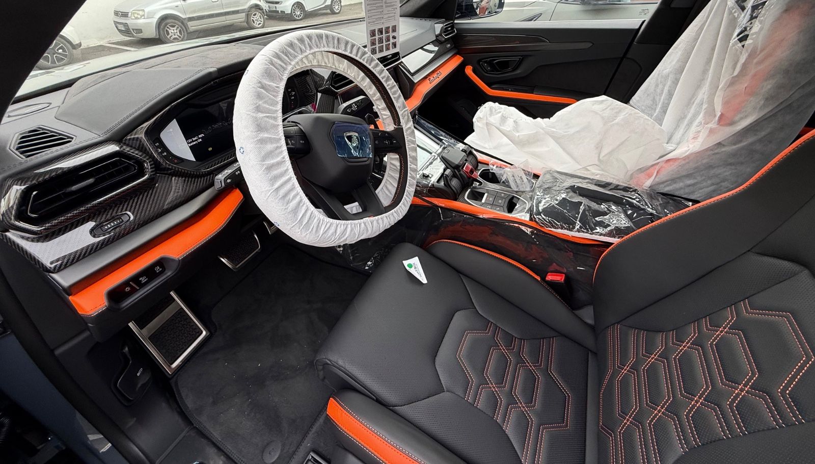 Fahrzeugabbildung Lamborghini URUS SE BIG-CARBONPACK B&O MASSAGE PR26 FULLOPT!