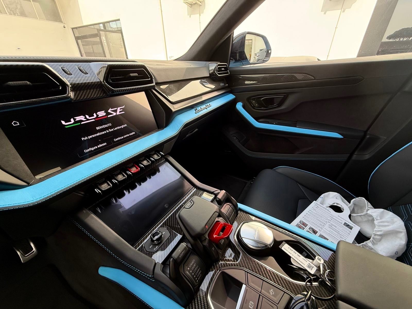 Fahrzeugabbildung Lamborghini URUS SE BIG-CARBONPACK B&O MASSAGE PR26 FULLOPT!