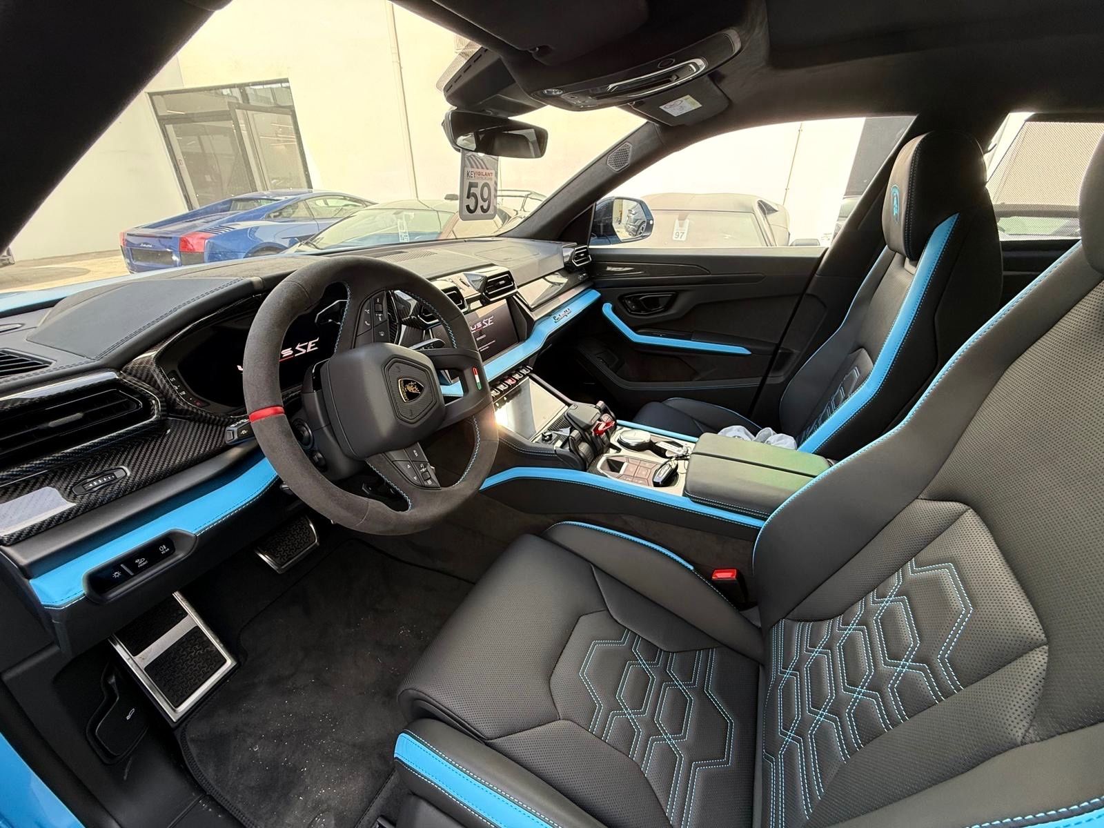 Fahrzeugabbildung Lamborghini URUS SE BIG-CARBONPACK B&O MASSAGE PR26 FULLOPT!