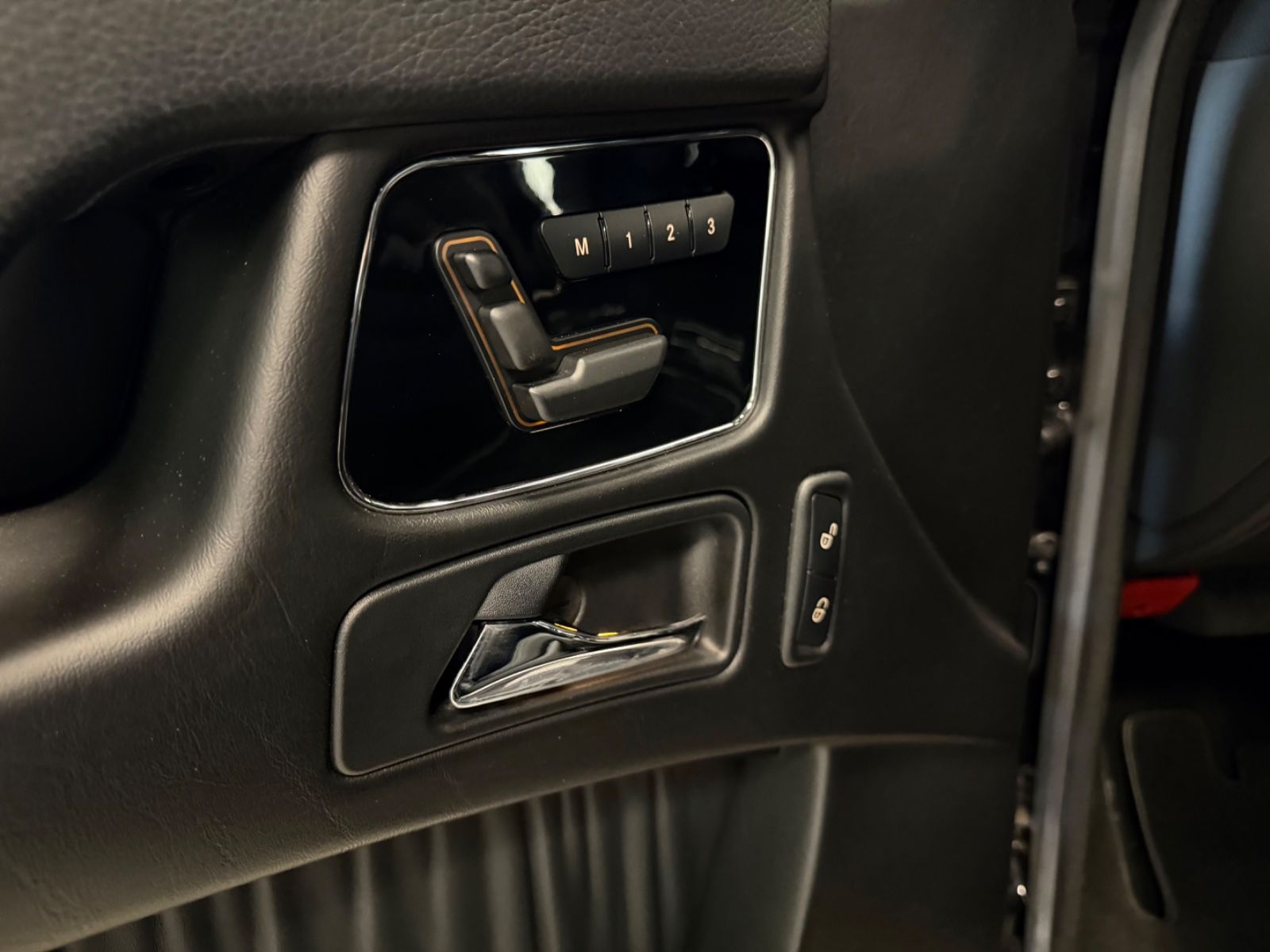Fahrzeugabbildung Mercedes-Benz G 63 AMG FACELIFT DESIGNO 1HAND DEUTSCH TOPZUST!