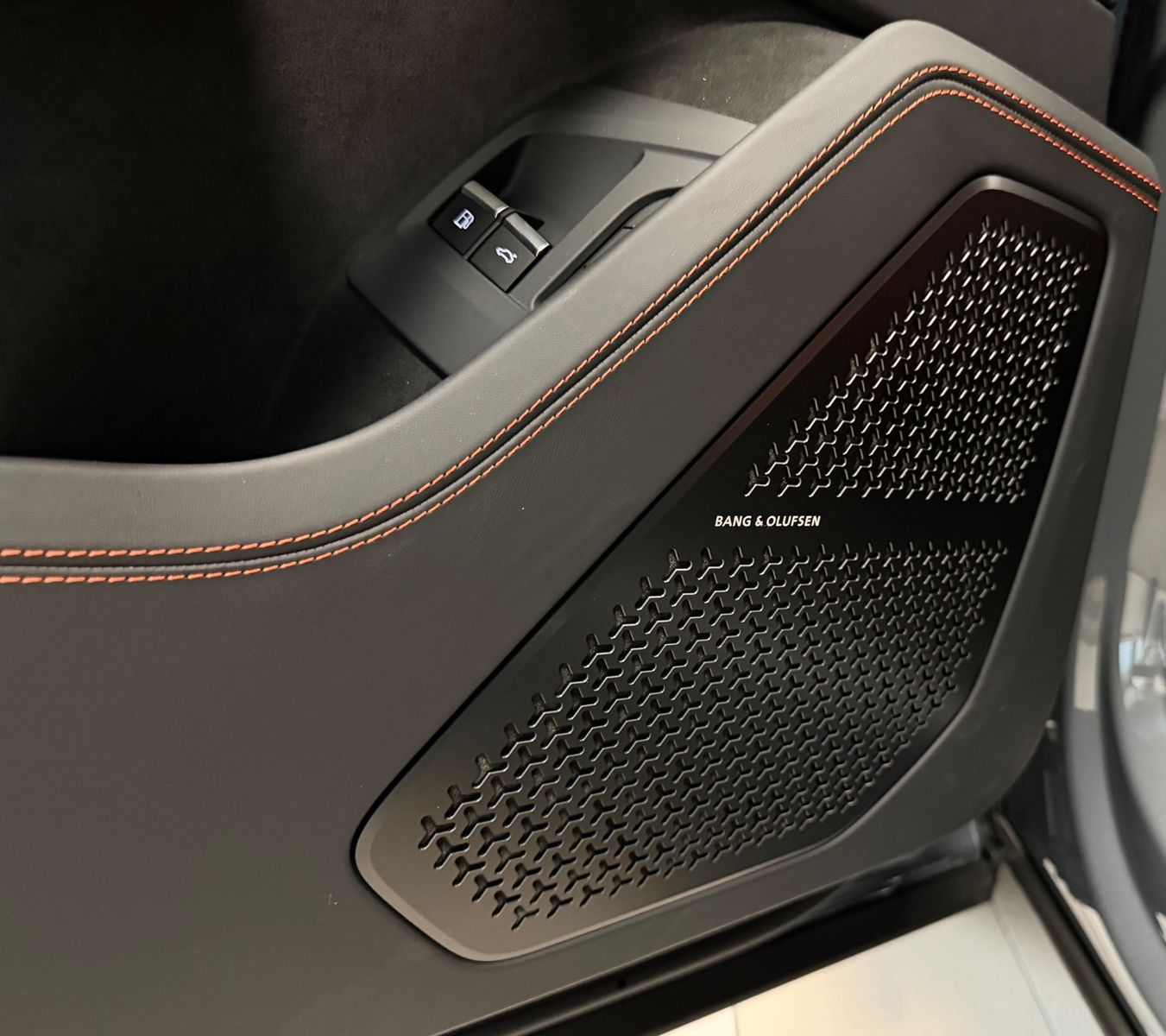 Fahrzeugabbildung Lamborghini URUS SE BIG-CARBONPACK B&O MASSAGE PR26 FULLOPT!