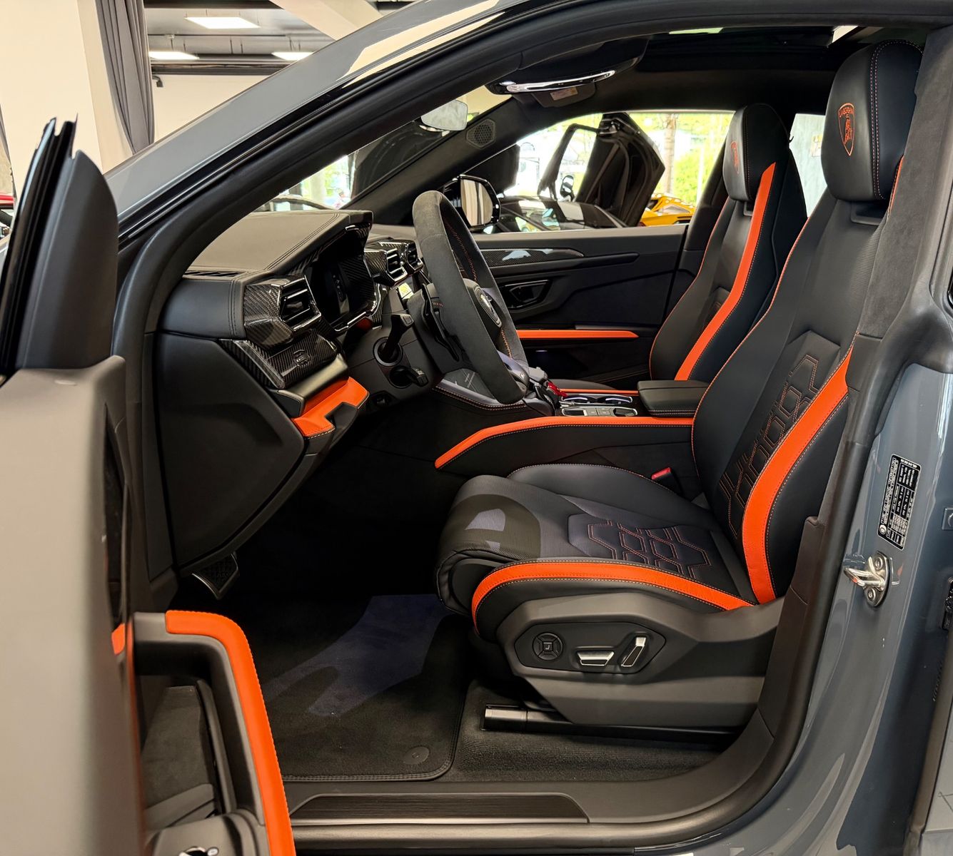 Fahrzeugabbildung Lamborghini URUS SE BIG-CARBONPACK B&O MASSAGE PR26 FULLOPT!