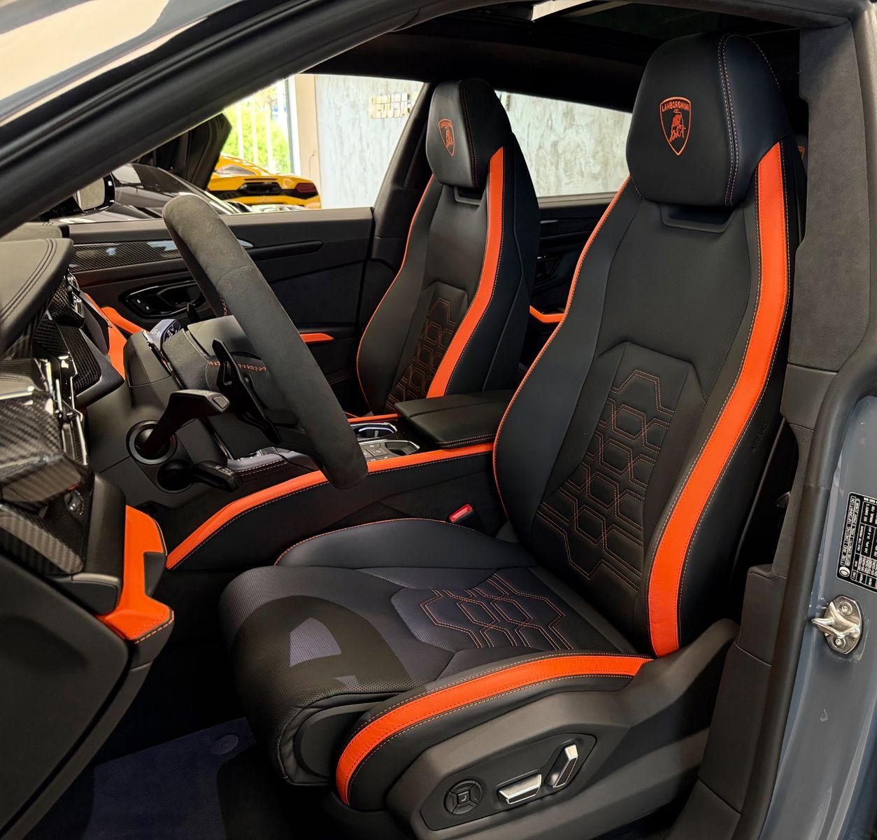 Fahrzeugabbildung Lamborghini URUS SE BIG-CARBONPACK B&O MASSAGE PR26 FULLOPT!